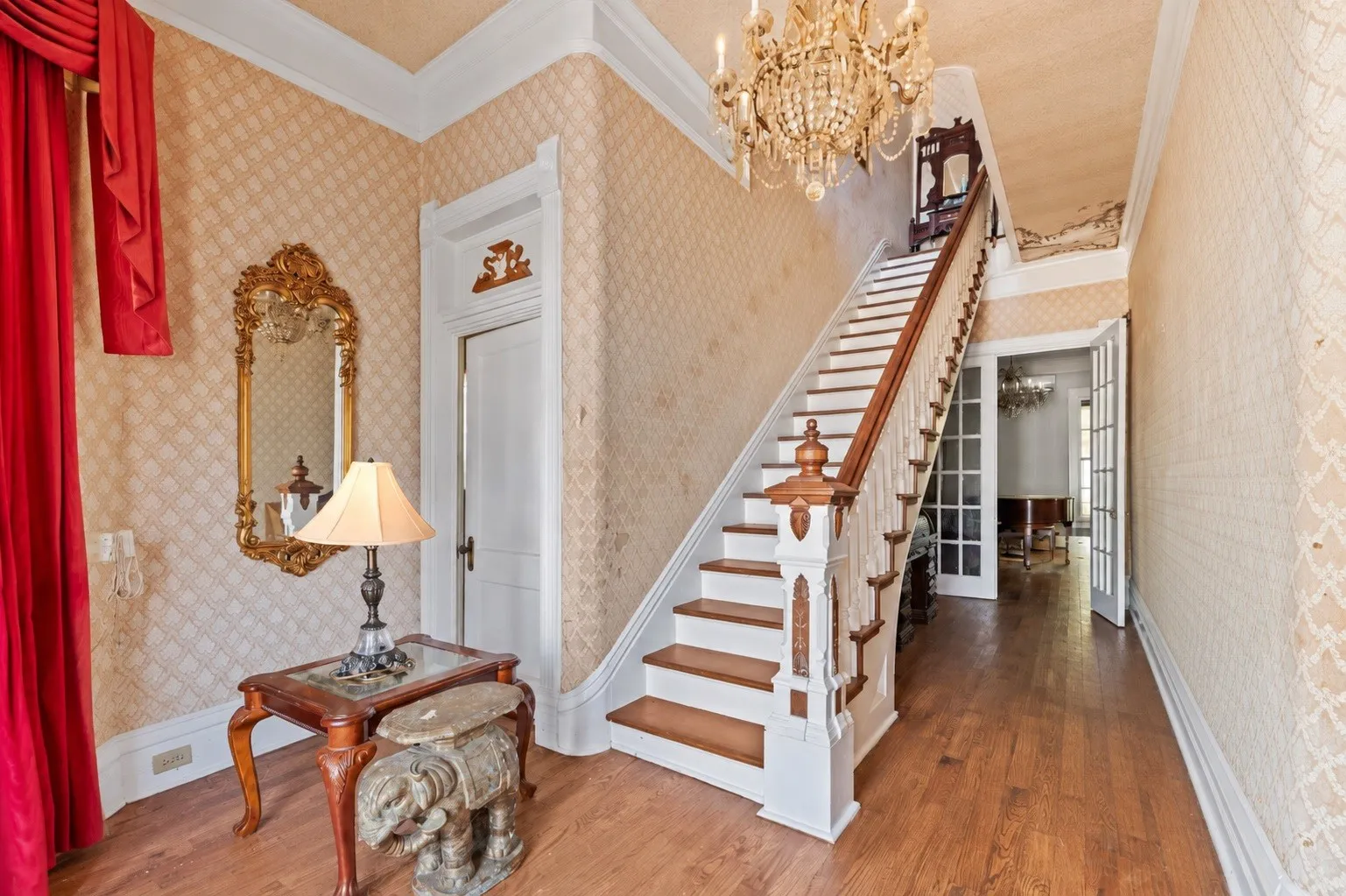 Single Family Residence For Sale in Grayson County , 1114 S Houston Avenue, Denison, Texas 75021, 4 Bedroom, 3 Bathroom, 2 Garage spaces, 2,857 Sqft, built in 1889, mls#21307256, Real Estate Agent in Denison, Homes For Sale in Grayson county, Homes For Sale in Denison, Realtor in Denison Texas, Real Estate Brokerage Independent Realty Texas, Luminita Cordes Realtor