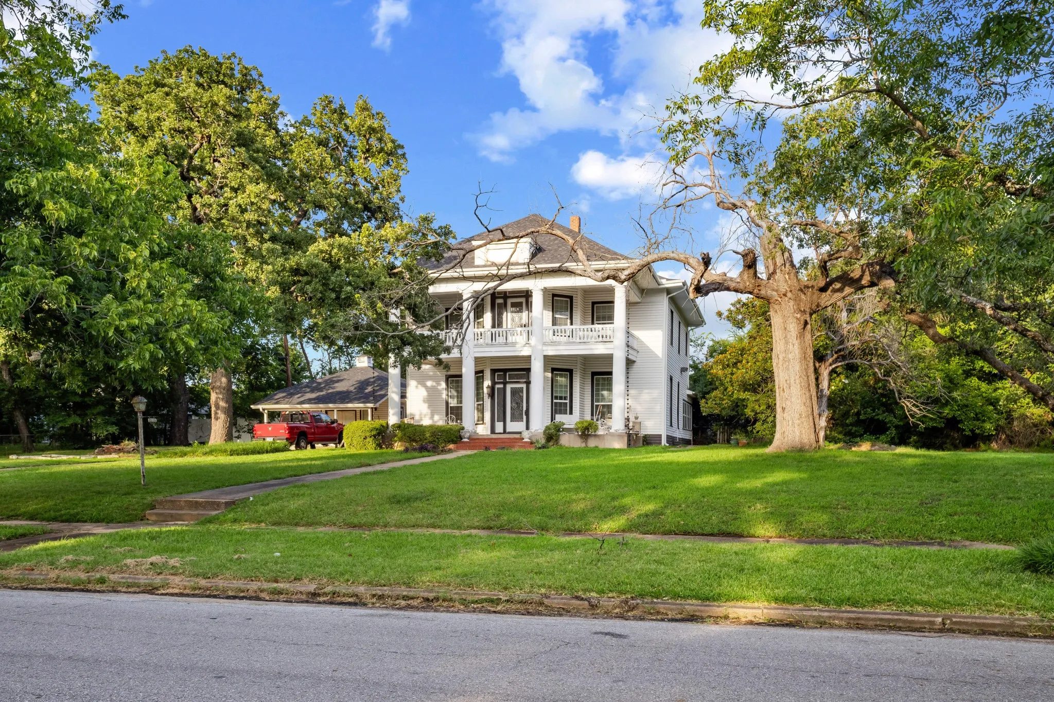 Single Family Residence For Sale in Grayson County , 1114 S Houston Avenue, Denison, Texas 75021, 4 Bedroom, 3 Bathroom, 2 Garage spaces, 2,857 Sqft, built in 1889, mls#21307256, Real Estate Agent in Denison, Homes For Sale in Grayson county, Homes For Sale in Denison, Realtor in Denison Texas, Real Estate Brokerage Independent Realty Texas, Luminita Cordes Realtor