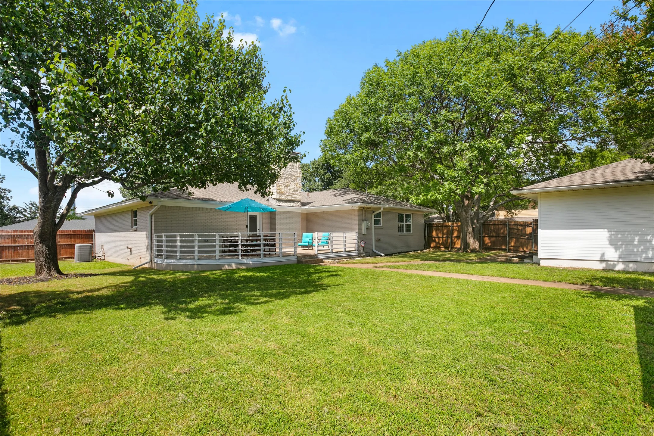 Single Family Residence For Sale in Collin County , 1501 Wysong Drive, Mc Kinney, Texas 75069, 3 Bedroom, 2 Bathroom, 2 Garage spaces, 2,028 Sqft, built in 1975, mls#21301963, Real Estate Agent in Mc Kinney, Homes For Sale in Collin county, Homes For Sale in Mc Kinney, Realtor in Mc Kinney Texas, Real Estate Brokerage Independent Realty Texas, Luminita Cordes Realtor