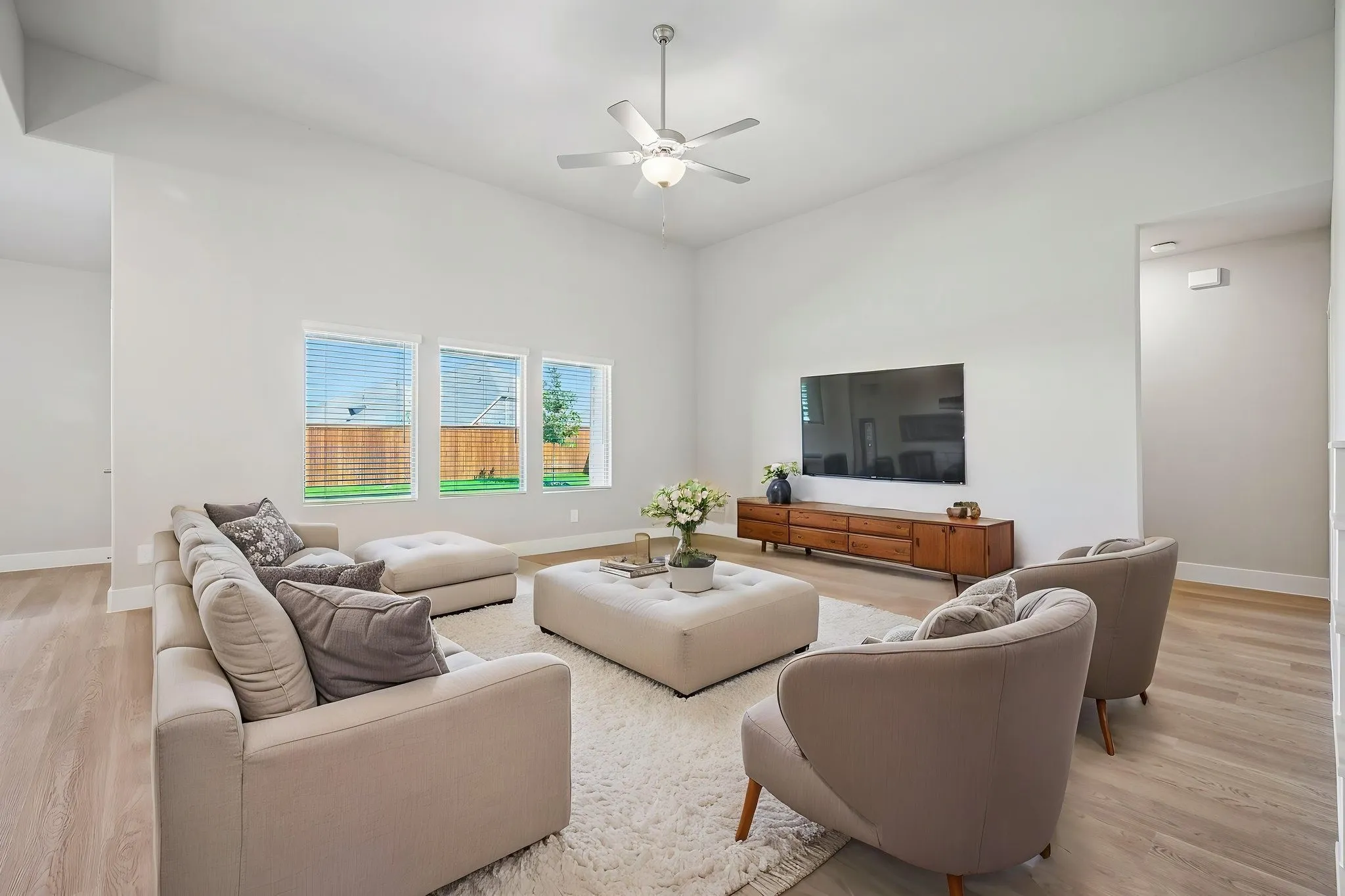  Photo is not of the actual home, but is an inspirational photo of builder’s model home and may depict options, furnishings, and/or decorator features that are not included.
