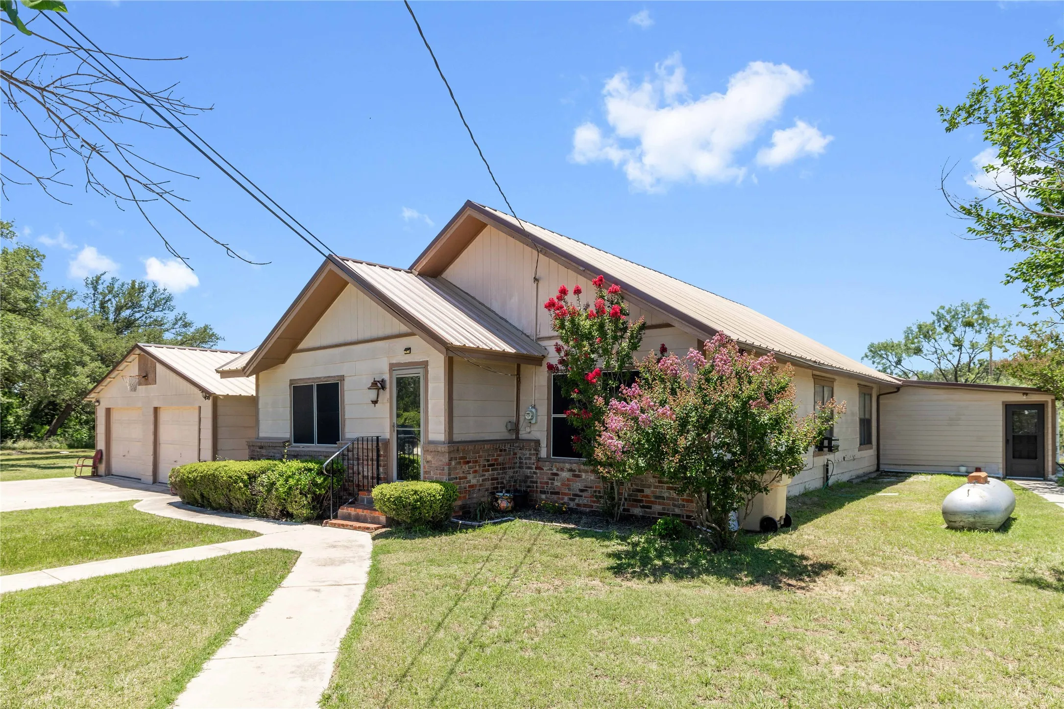 Single Family Residence For Sale in Brown County , 3800 County Road 112, Brownwood, Texas 76801, 4 Bedroom, 1 Bathroom, 2 Garage spaces, 1,916 Sqft, built in 0, mls#21307401, Real Estate Agent in Brownwood, Homes For Sale in Brown county, Homes For Sale in Brownwood, Realtor in Brownwood Texas, Real Estate Brokerage Independent Realty Texas, Luminita Cordes Realtor