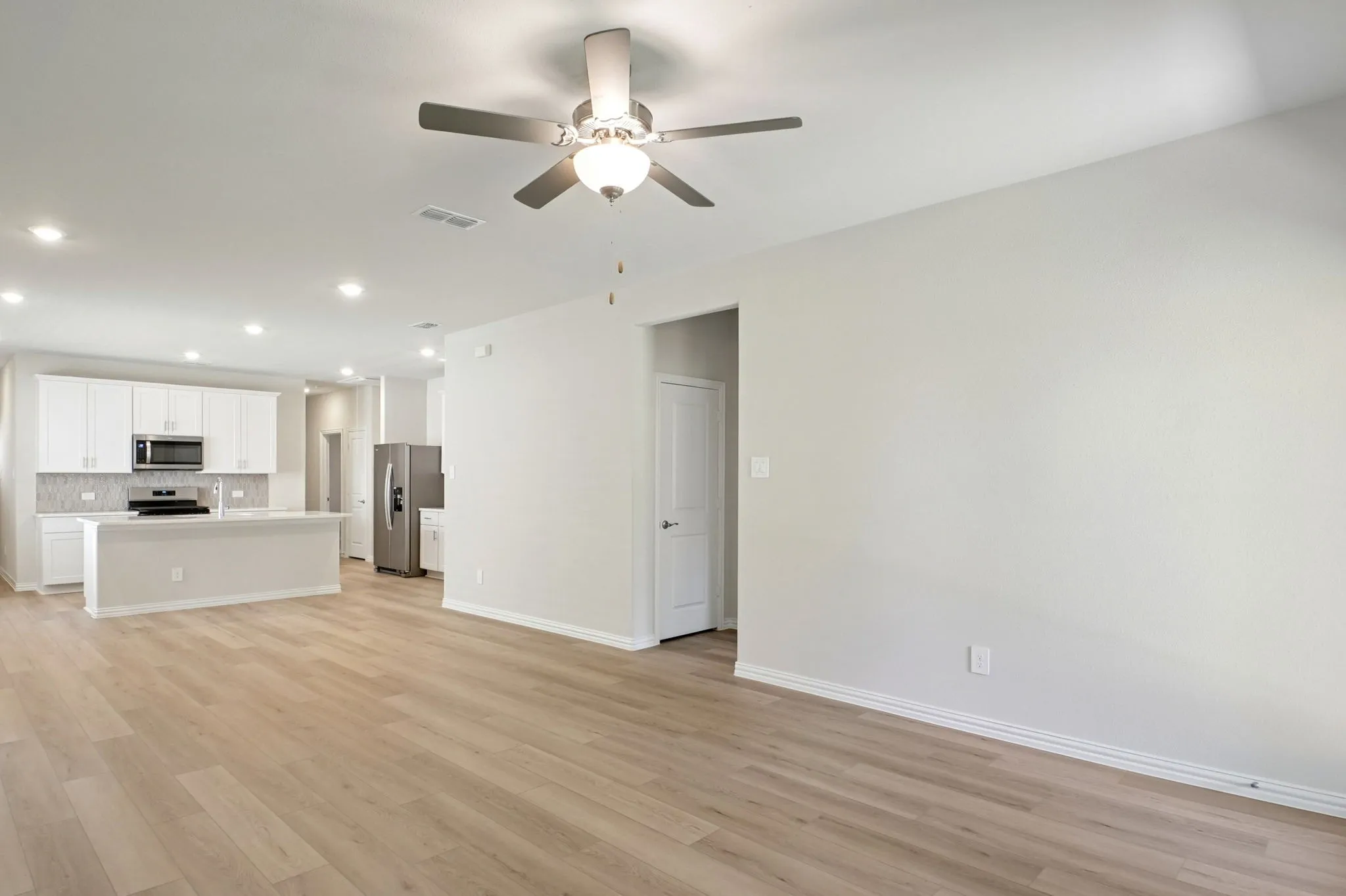  Photo is not of the actual home, but is an inspirational photo of builder’s model home and may depict options, furnishings, and/or decorator features that are not included.
