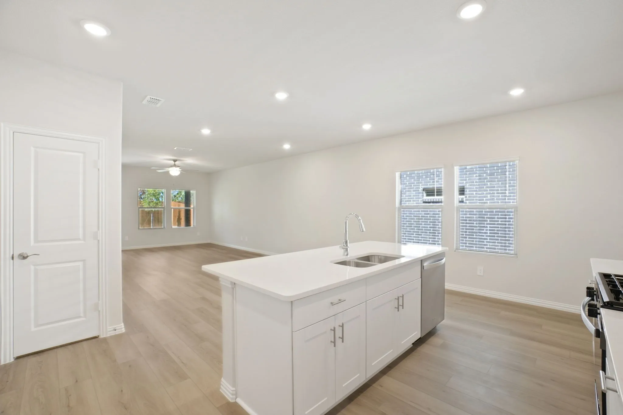  Photo is not of the actual home, but is an inspirational photo of builder’s model home and may depict options, furnishings, and/or decorator features that are not included.
