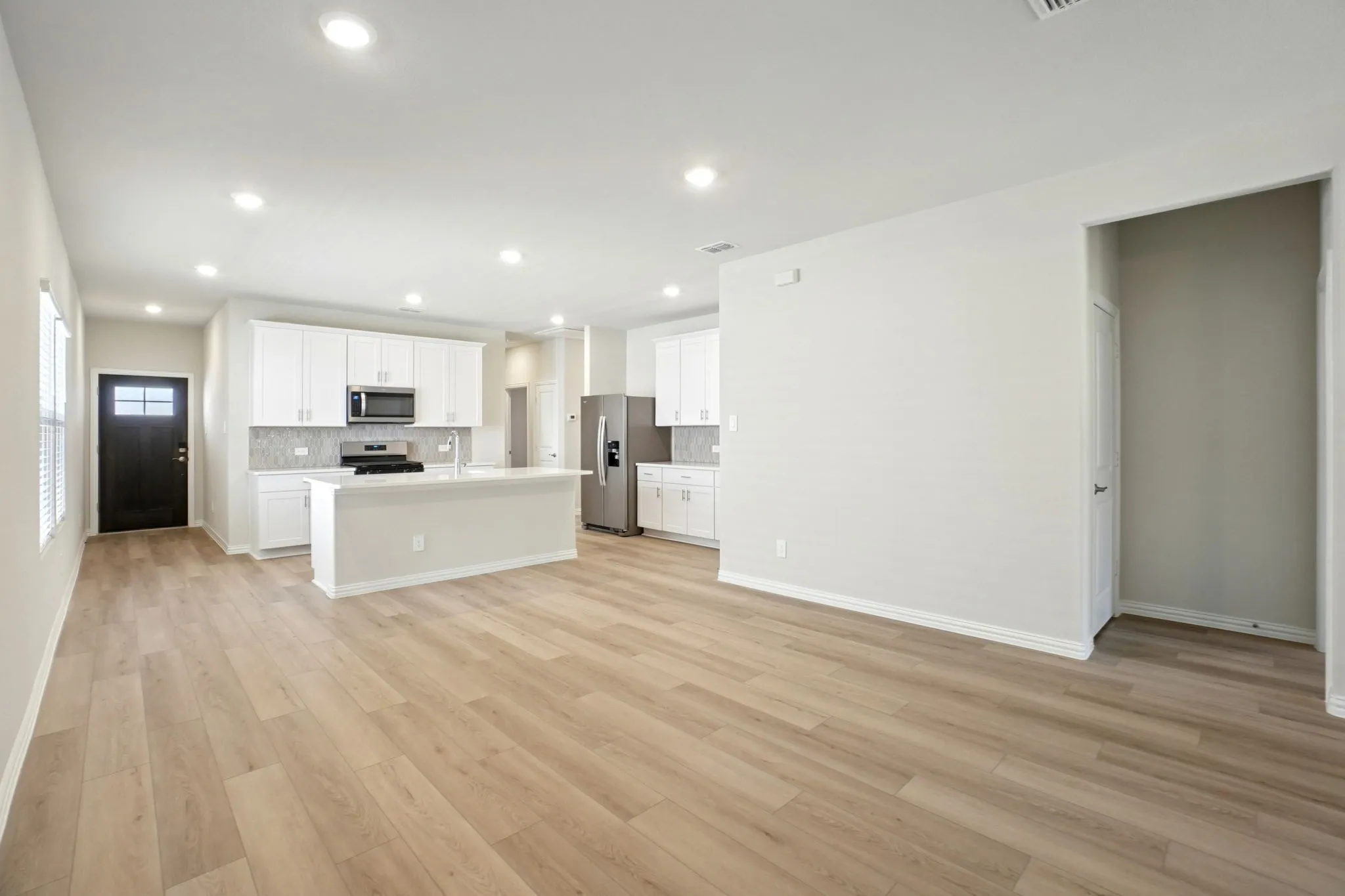  Photo is not of the actual home, but is an inspirational photo of builder’s model home and may depict options, furnishings, and/or decorator features that are not included.
