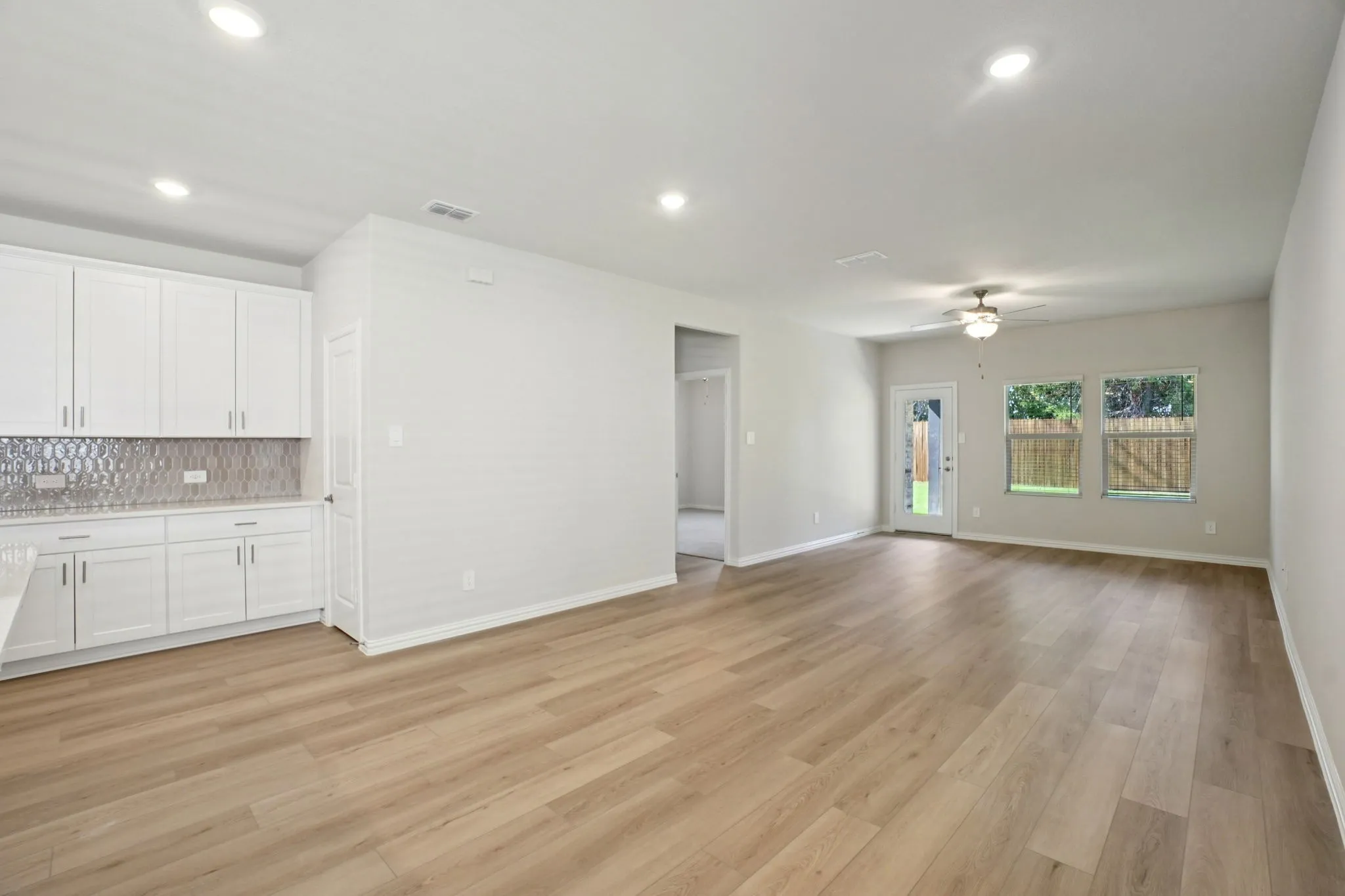  Photo is not of the actual home, but is an inspirational photo of builder’s model home and may depict options, furnishings, and/or decorator features that are not included.
