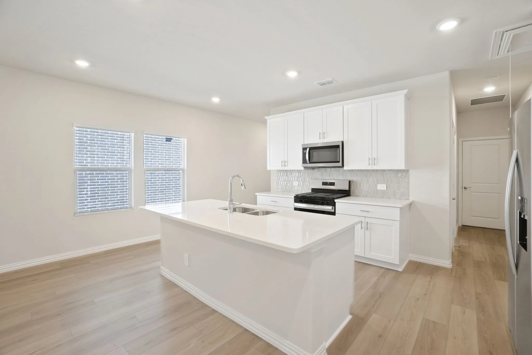  Photo is not of the actual home, but is an inspirational photo of builder’s model home and may depict options, furnishings, and/or decorator features that are not included.
