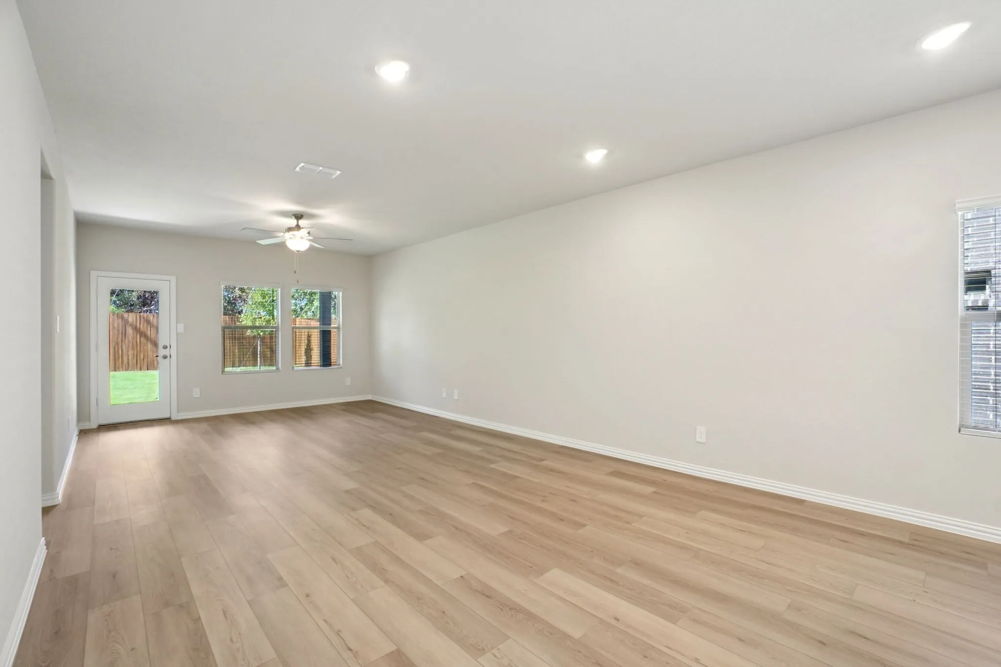  Photo is not of the actual home, but is an inspirational photo of builder’s model home and may depict options, furnishings, and/or decorator features that are not included.
