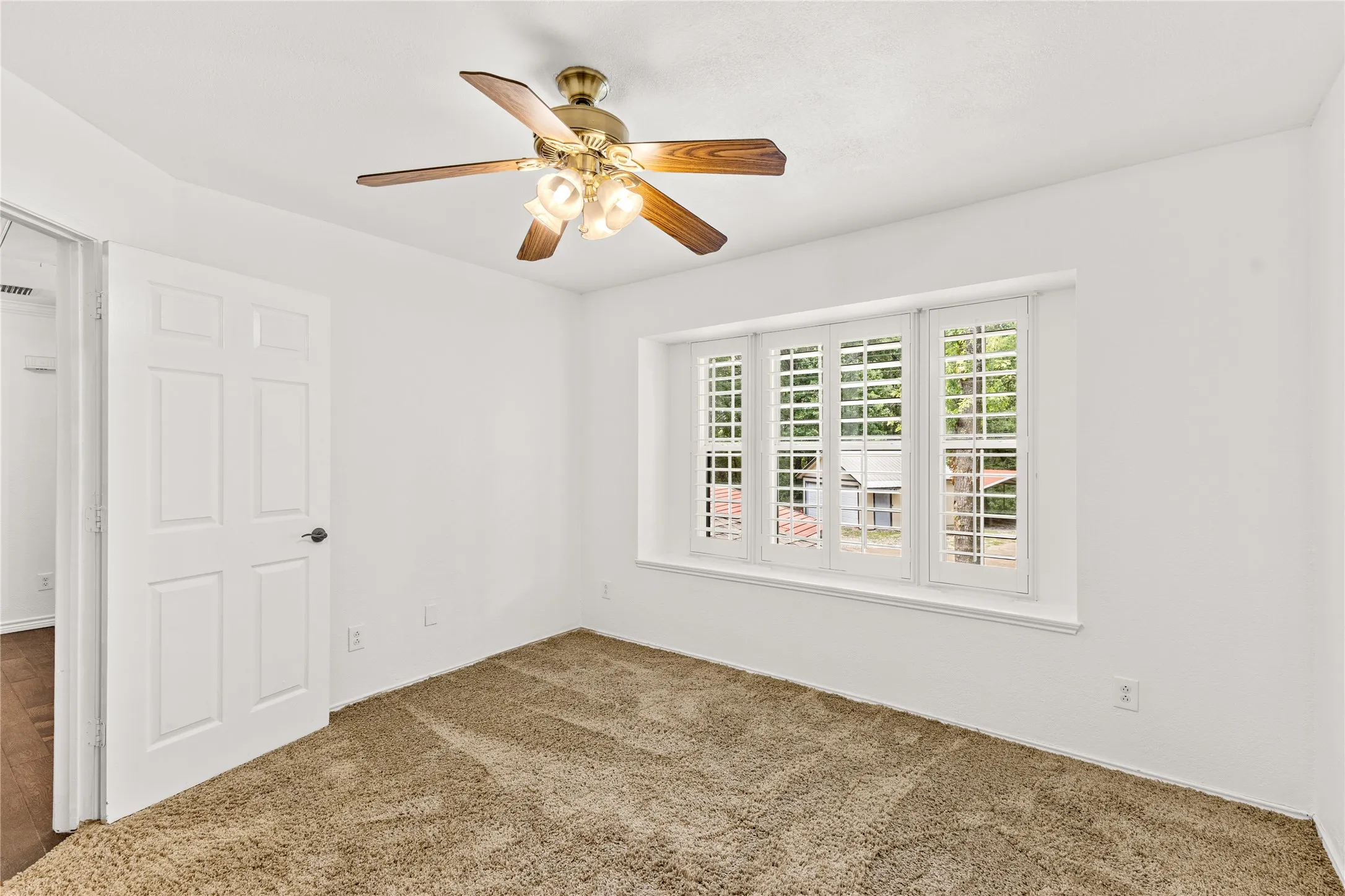 Single Family Residence For Sale in Dallas County , 5320 Hidden Court, Garland, Texas 75043, 3 Bedroom, 3 Bathroom, 2 Garage spaces, 2,065 Sqft, built in 1987, mls#21307550, Real Estate Agent in Garland, Homes For Sale in Dallas county, Homes For Sale in Garland, Realtor in Garland Texas, Real Estate Brokerage Independent Realty Texas, Luminita Cordes Realtor