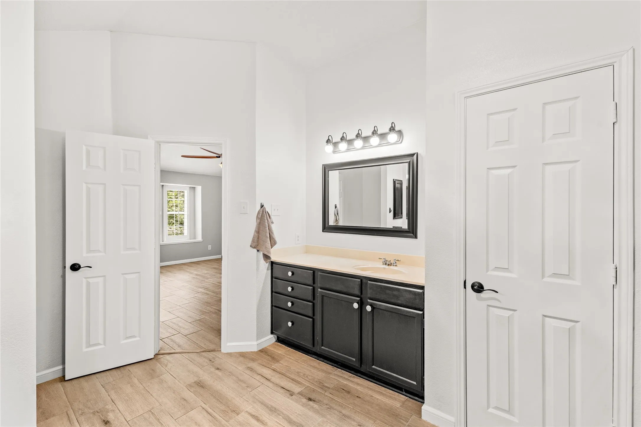 Single Family Residence For Sale in Dallas County , 5320 Hidden Court, Garland, Texas 75043, 3 Bedroom, 3 Bathroom, 2 Garage spaces, 2,065 Sqft, built in 1987, mls#21307550, Real Estate Agent in Garland, Homes For Sale in Dallas county, Homes For Sale in Garland, Realtor in Garland Texas, Real Estate Brokerage Independent Realty Texas, Luminita Cordes Realtor