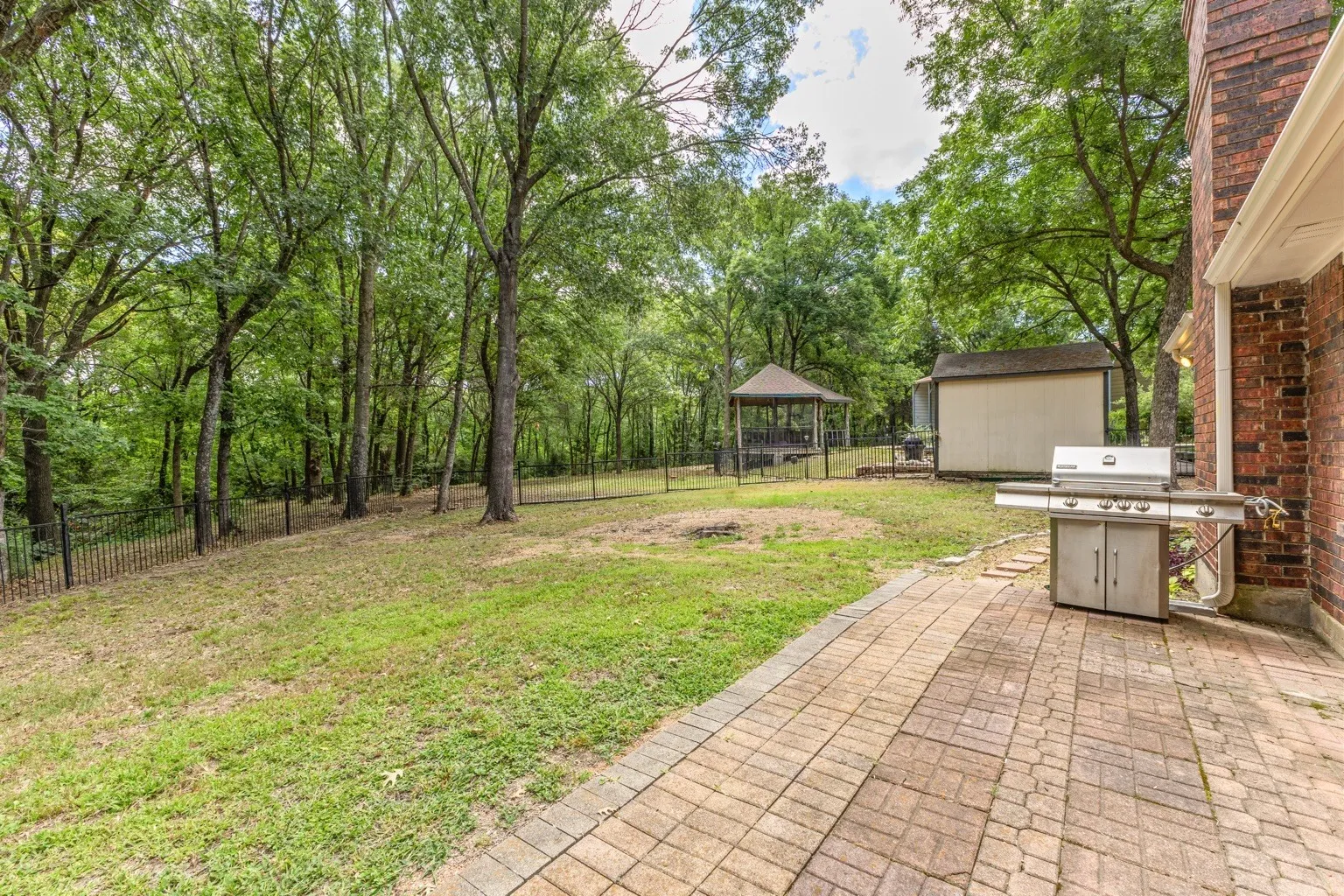 Single Family Residence For Sale in Dallas County , 5320 Hidden Court, Garland, Texas 75043, 3 Bedroom, 3 Bathroom, 2 Garage spaces, 2,065 Sqft, built in 1987, mls#21307550, Real Estate Agent in Garland, Homes For Sale in Dallas county, Homes For Sale in Garland, Realtor in Garland Texas, Real Estate Brokerage Independent Realty Texas, Luminita Cordes Realtor
