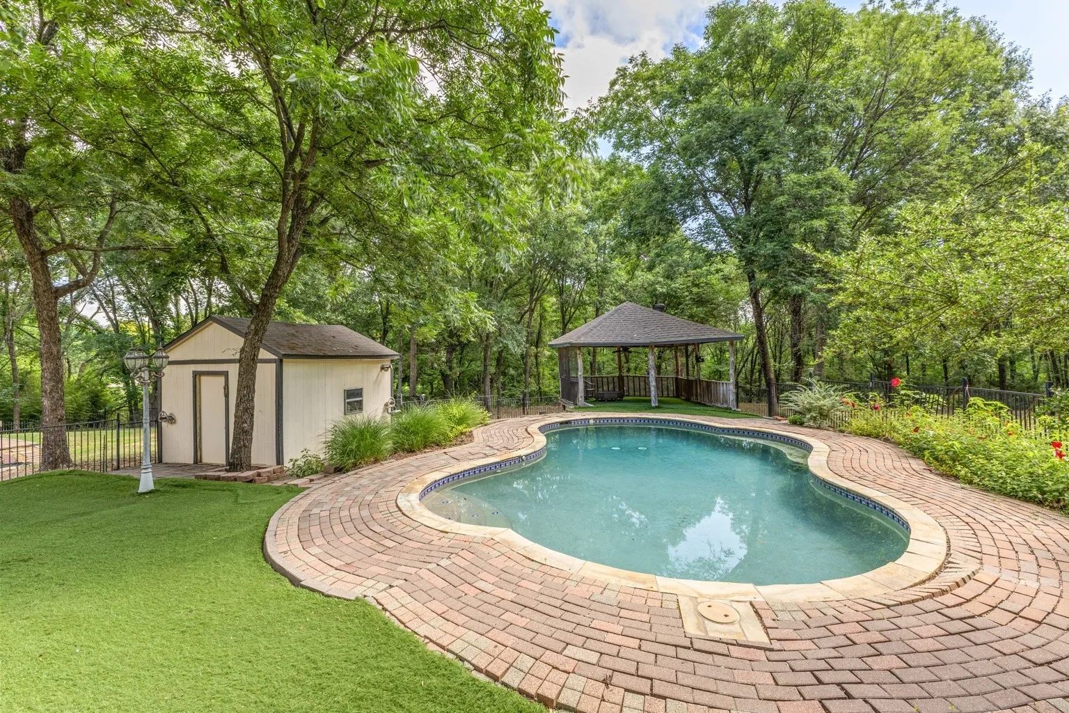 Single Family Residence For Sale in Dallas County , 5320 Hidden Court, Garland, Texas 75043, 3 Bedroom, 3 Bathroom, 2 Garage spaces, 2,065 Sqft, built in 1987, mls#21307550, Real Estate Agent in Garland, Homes For Sale in Dallas county, Homes For Sale in Garland, Realtor in Garland Texas, Real Estate Brokerage Independent Realty Texas, Luminita Cordes Realtor