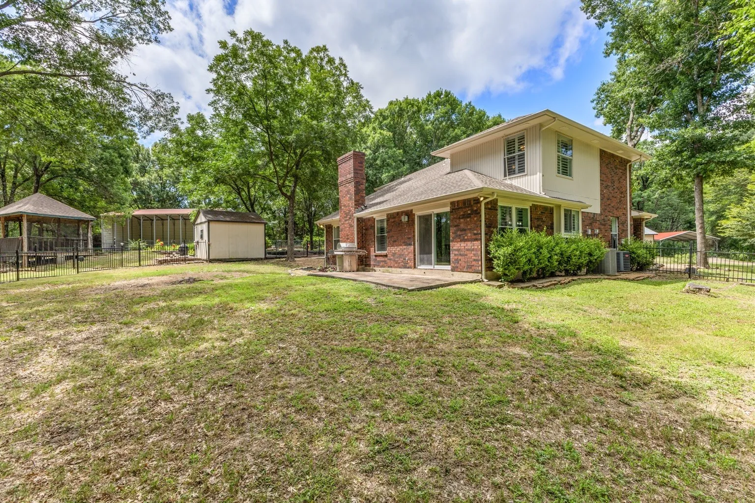 Single Family Residence For Sale in Dallas County , 5320 Hidden Court, Garland, Texas 75043, 3 Bedroom, 3 Bathroom, 2 Garage spaces, 2,065 Sqft, built in 1987, mls#21307550, Real Estate Agent in Garland, Homes For Sale in Dallas county, Homes For Sale in Garland, Realtor in Garland Texas, Real Estate Brokerage Independent Realty Texas, Luminita Cordes Realtor
