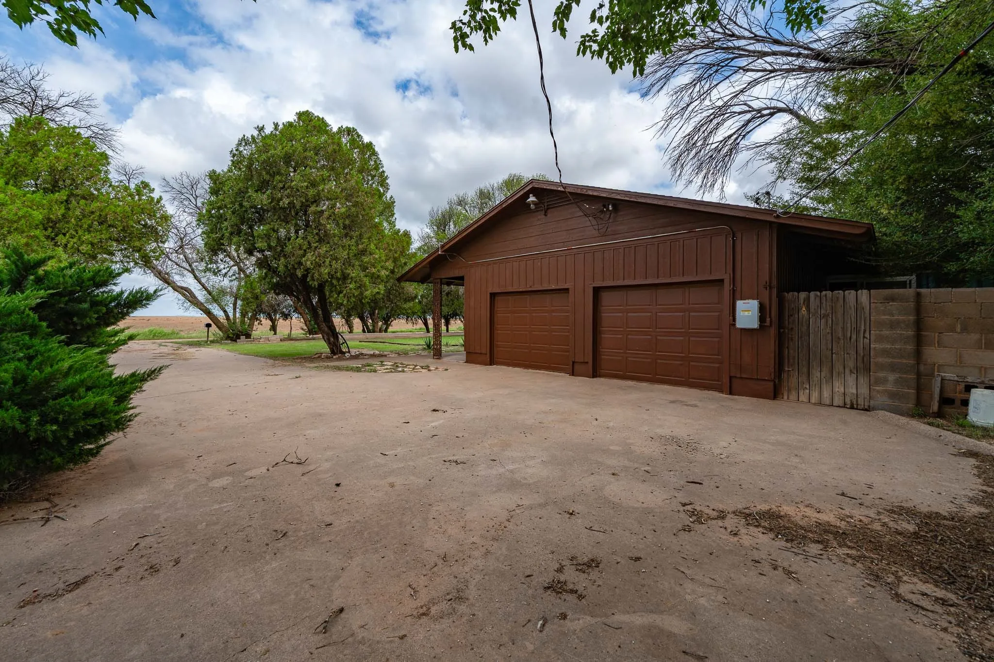 Single Family Residence For Sale in Haskell County , 1527 CR 165, Rochester, Texas 79544, 4 Bedroom, 3 Bathroom, 2 Garage spaces, 2,874 Sqft, built in 1958, mls#21307442, Real Estate Agent in Rochester, Homes For Sale in Haskell county, Homes For Sale in Rochester, Realtor in Rochester Texas, Real Estate Brokerage Independent Realty Texas, Luminita Cordes Realtor