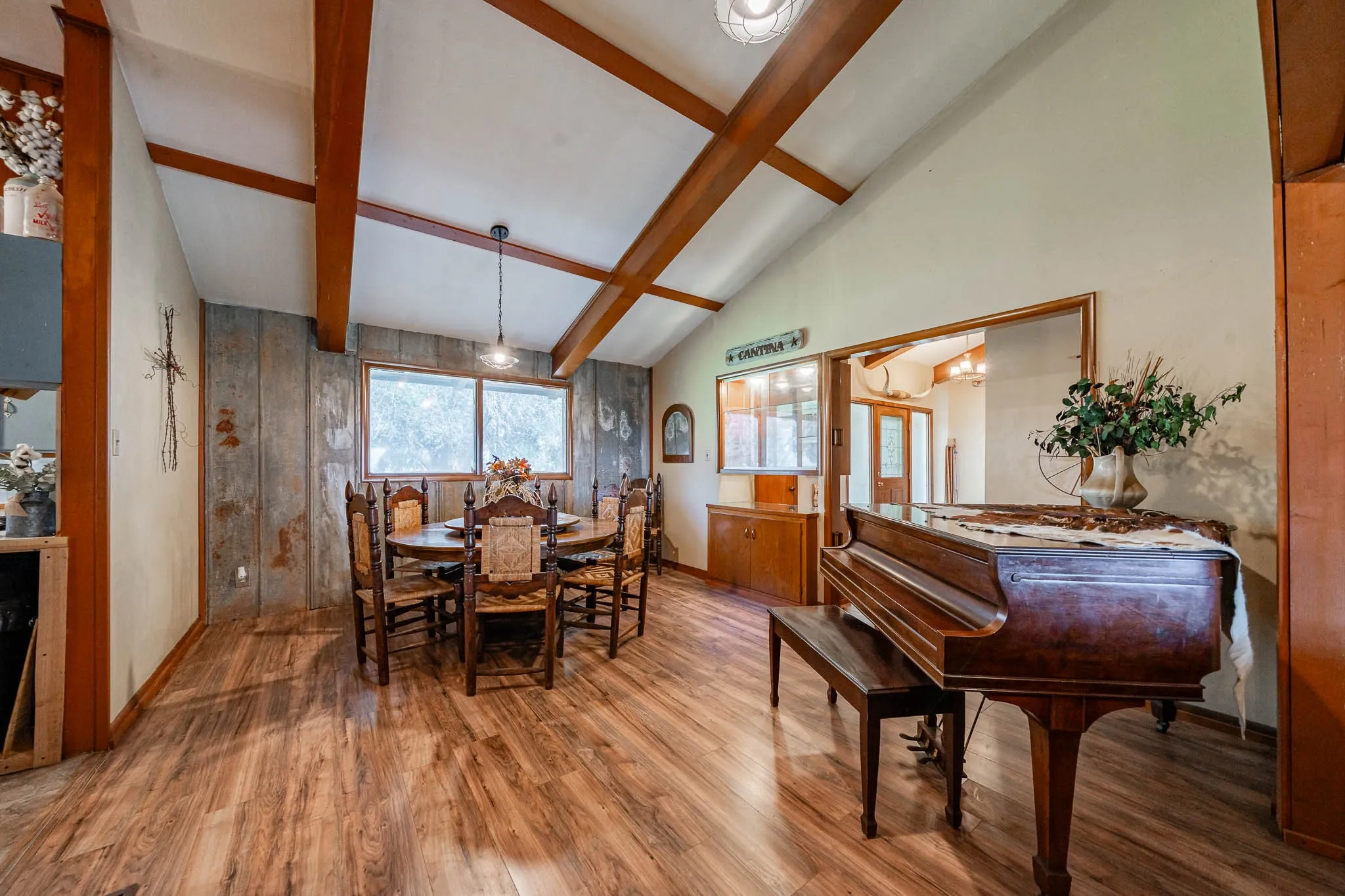 Single Family Residence For Sale in Haskell County , 1527 CR 165, Rochester, Texas 79544, 4 Bedroom, 3 Bathroom, 2 Garage spaces, 2,874 Sqft, built in 1958, mls#21307442, Real Estate Agent in Rochester, Homes For Sale in Haskell county, Homes For Sale in Rochester, Realtor in Rochester Texas, Real Estate Brokerage Independent Realty Texas, Luminita Cordes Realtor