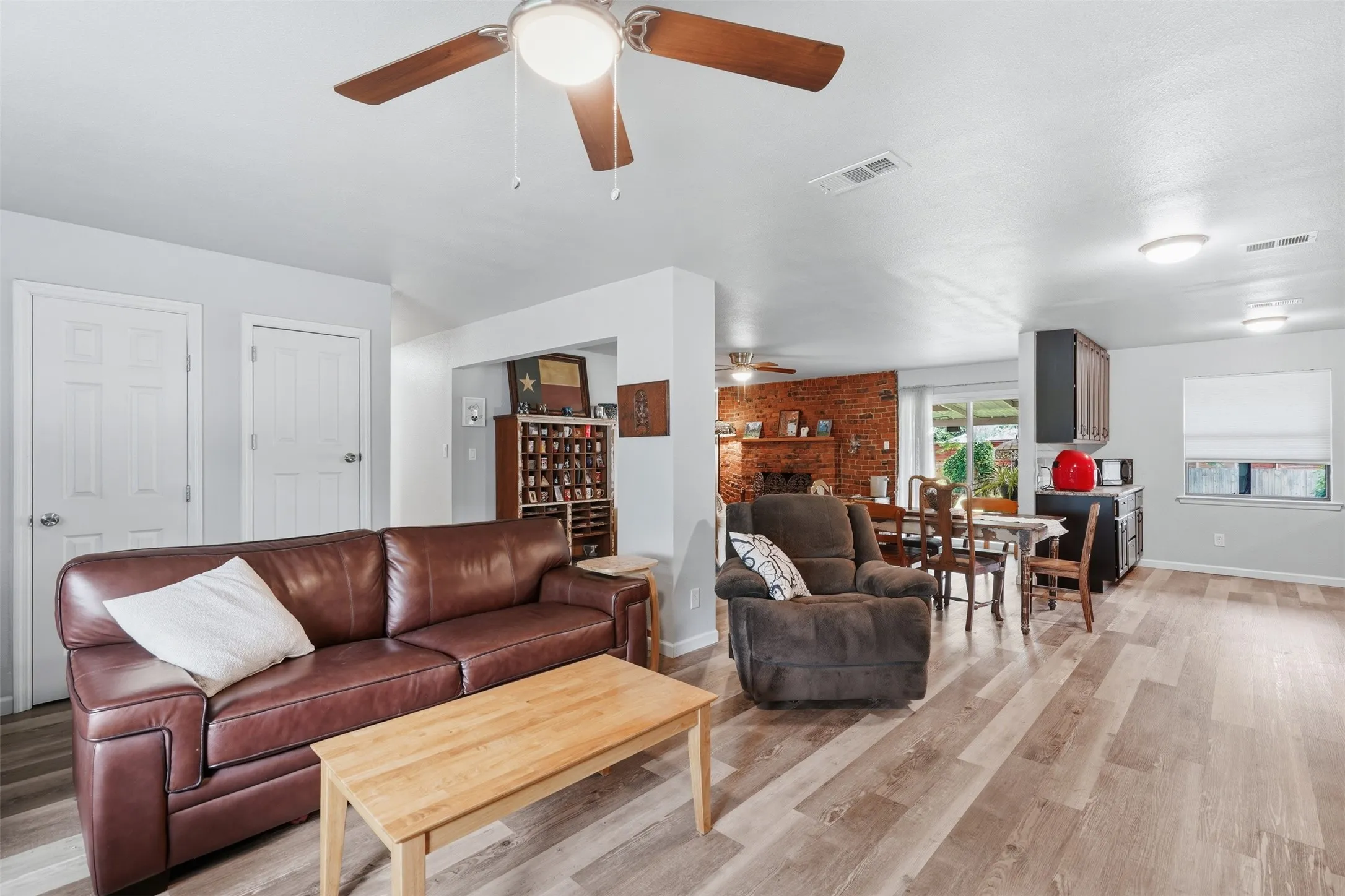 Single Family Residence For Sale in Tarrant County , 5421 Susan Lee Lane, North Richland Hills, Texas 76180, 3 Bedroom, 2 Bathroom, 2 Garage spaces, 1,972 Sqft, built in 1965, mls#21306575, Real Estate Agent in North Richland Hills, Homes For Sale in Tarrant county, Homes For Sale in North Richland Hills, Realtor in North Richland Hills Texas, Real Estate Brokerage Independent Realty Texas, Luminita Cordes Realtor