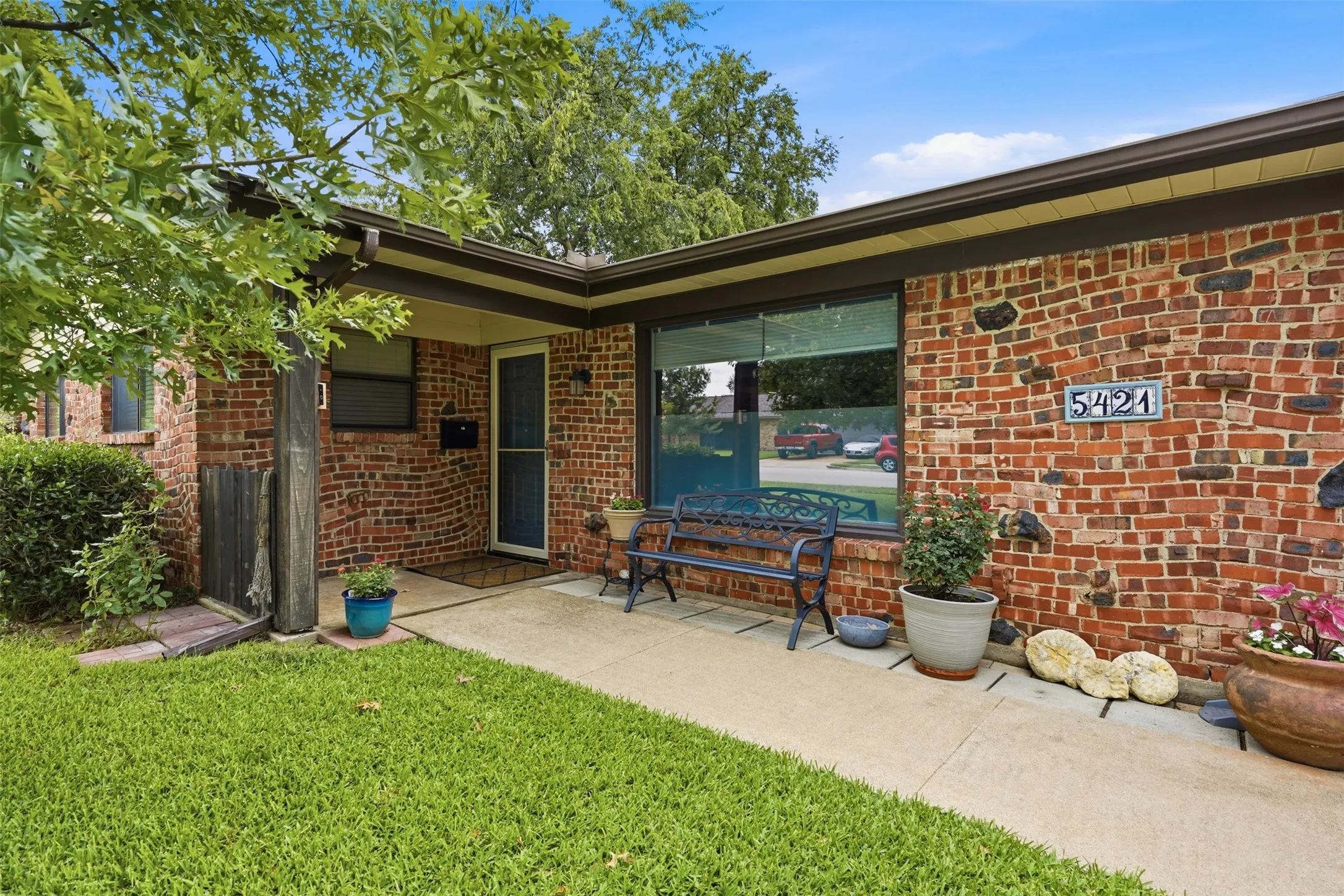 Single Family Residence For Sale in Tarrant County , 5421 Susan Lee Lane, North Richland Hills, Texas 76180, 3 Bedroom, 2 Bathroom, 2 Garage spaces, 1,972 Sqft, built in 1965, mls#21306575, Real Estate Agent in North Richland Hills, Homes For Sale in Tarrant county, Homes For Sale in North Richland Hills, Realtor in North Richland Hills Texas, Real Estate Brokerage Independent Realty Texas, Luminita Cordes Realtor