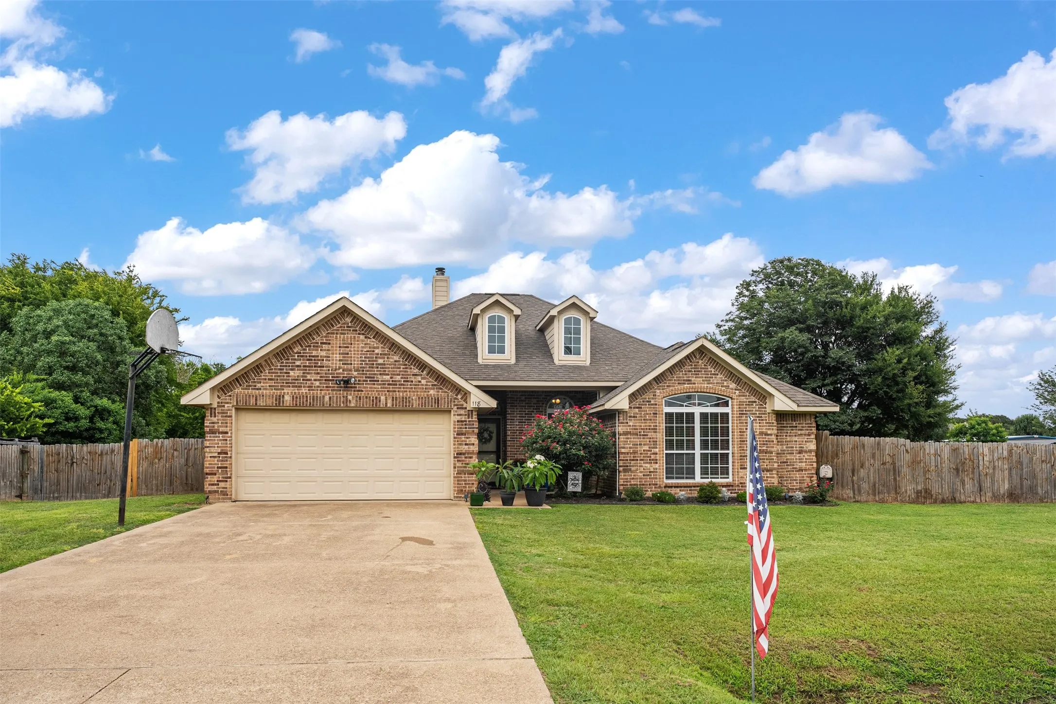 Single Family Residence For Sale in Henderson County , 118 Janice Lane, Mabank, Texas 75156, 4 Bedroom, 2 Bathroom, Garage spaces, 1,865 Sqft, built in 2009, mls#21307475, Real Estate Agent in Mabank, Homes For Sale in Henderson county, Homes For Sale in Mabank, Realtor in Mabank Texas, Real Estate Brokerage Independent Realty Texas, Luminita Cordes Realtor