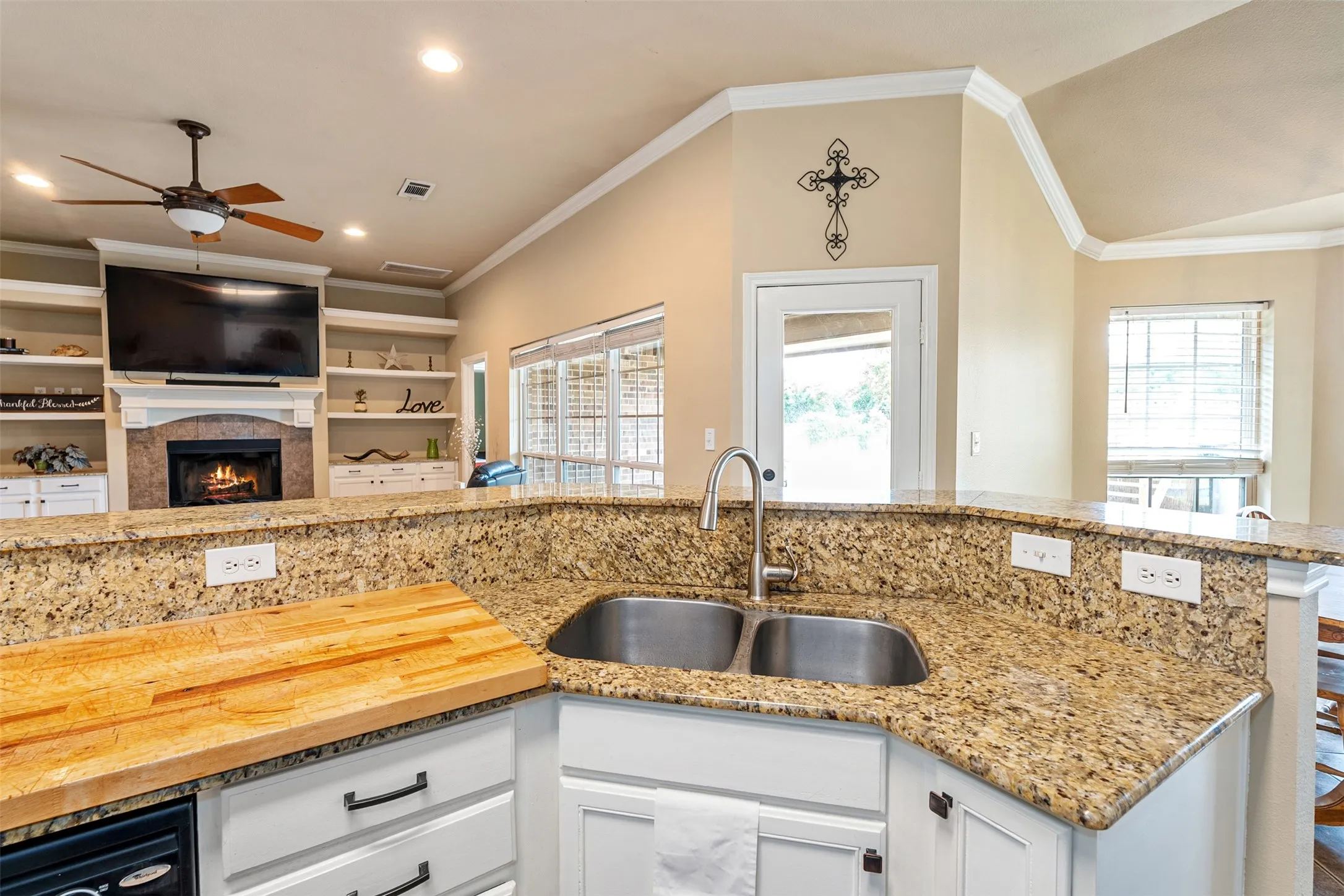 Single Family Residence For Sale in Henderson County , 118 Janice Lane, Mabank, Texas 75156, 4 Bedroom, 2 Bathroom, Garage spaces, 1,865 Sqft, built in 2009, mls#21307475, Real Estate Agent in Mabank, Homes For Sale in Henderson county, Homes For Sale in Mabank, Realtor in Mabank Texas, Real Estate Brokerage Independent Realty Texas, Luminita Cordes Realtor