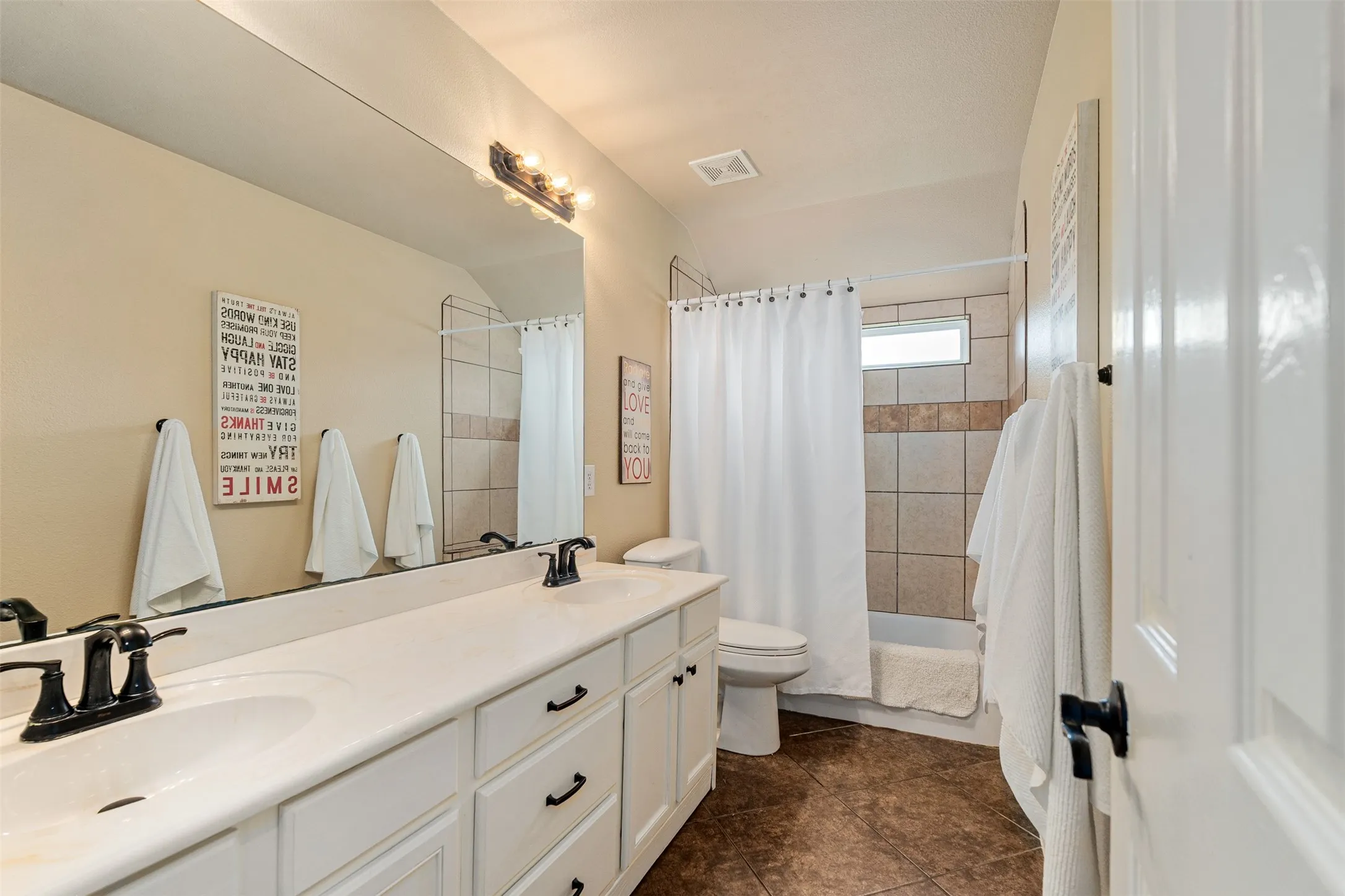 Single Family Residence For Sale in Henderson County , 118 Janice Lane, Mabank, Texas 75156, 4 Bedroom, 2 Bathroom, Garage spaces, 1,865 Sqft, built in 2009, mls#21307475, Real Estate Agent in Mabank, Homes For Sale in Henderson county, Homes For Sale in Mabank, Realtor in Mabank Texas, Real Estate Brokerage Independent Realty Texas, Luminita Cordes Realtor
