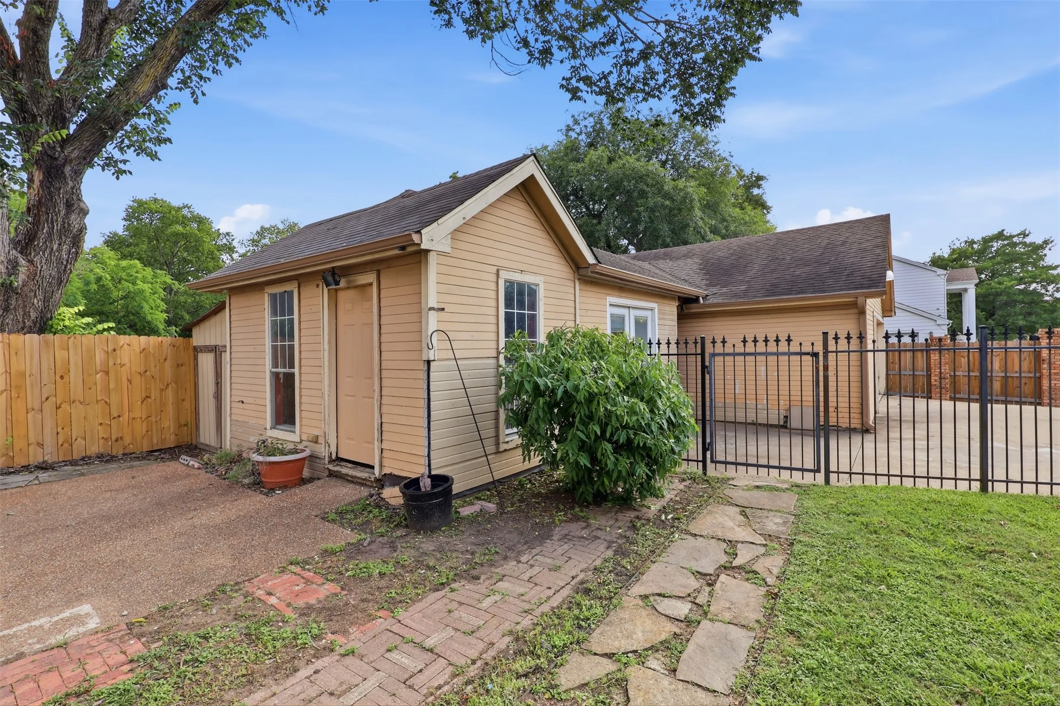 Single Family Residence For Sale in Dallas County , 3129 New Haven Street, Irving, Texas 75062, 5 Bedroom, 4 Bathroom, 2 Garage spaces, 2,304 Sqft, built in 1953, mls#21304452, Real Estate Agent in Irving, Homes For Sale in Dallas county, Homes For Sale in Irving, Realtor in Irving Texas, Real Estate Brokerage Independent Realty Texas, Luminita Cordes Realtor