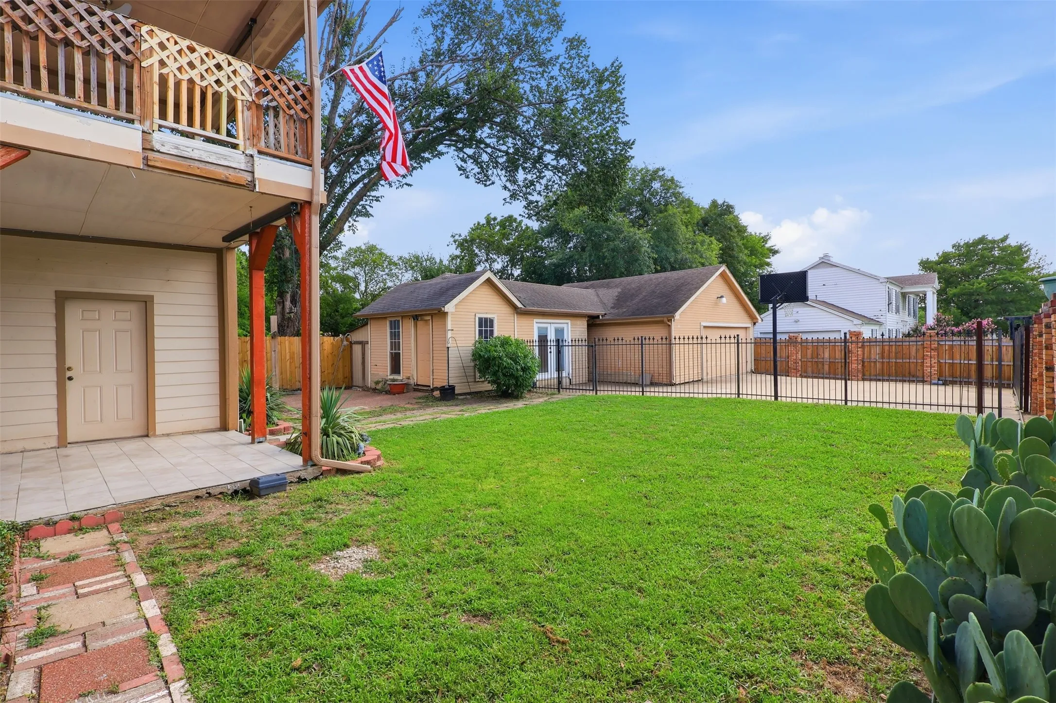 Single Family Residence For Sale in Dallas County , 3129 New Haven Street, Irving, Texas 75062, 5 Bedroom, 4 Bathroom, 2 Garage spaces, 2,304 Sqft, built in 1953, mls#21304452, Real Estate Agent in Irving, Homes For Sale in Dallas county, Homes For Sale in Irving, Realtor in Irving Texas, Real Estate Brokerage Independent Realty Texas, Luminita Cordes Realtor