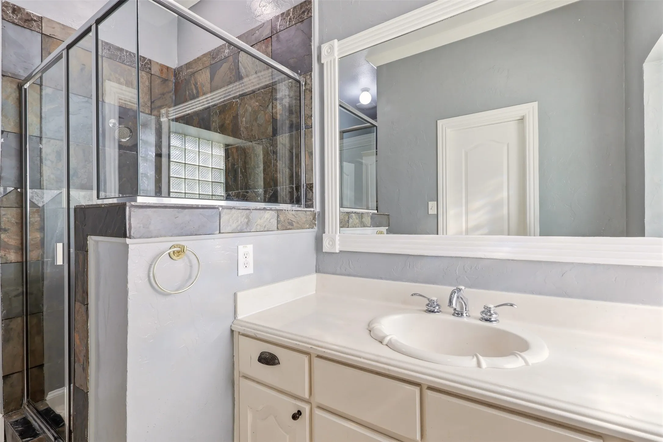Single Family Residence For Sale in Dallas County , 3129 New Haven Street, Irving, Texas 75062, 5 Bedroom, 4 Bathroom, 2 Garage spaces, 2,304 Sqft, built in 1953, mls#21304452, Real Estate Agent in Irving, Homes For Sale in Dallas county, Homes For Sale in Irving, Realtor in Irving Texas, Real Estate Brokerage Independent Realty Texas, Luminita Cordes Realtor