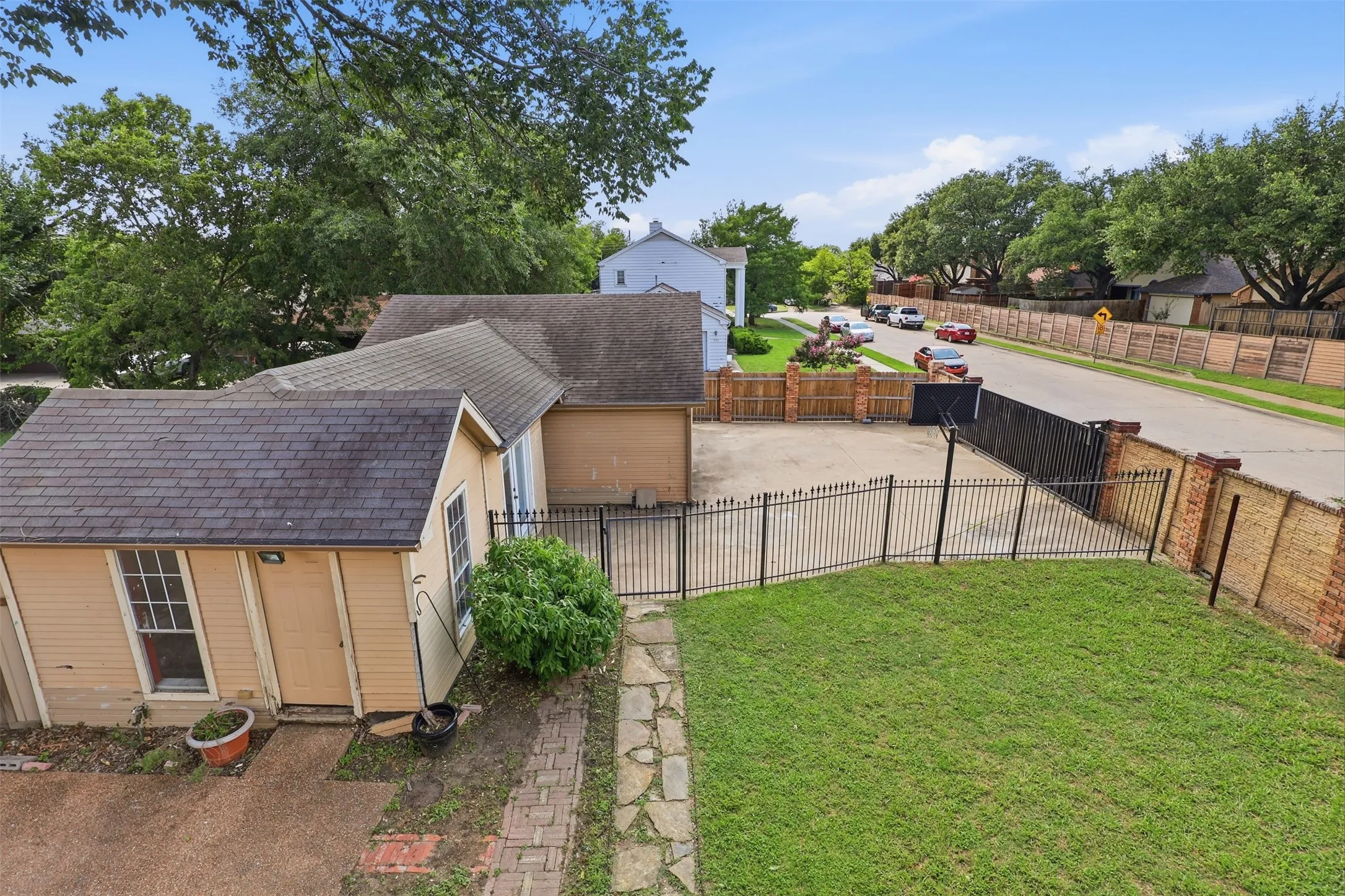 Single Family Residence For Sale in Dallas County , 3129 New Haven Street, Irving, Texas 75062, 5 Bedroom, 4 Bathroom, 2 Garage spaces, 2,304 Sqft, built in 1953, mls#21304452, Real Estate Agent in Irving, Homes For Sale in Dallas county, Homes For Sale in Irving, Realtor in Irving Texas, Real Estate Brokerage Independent Realty Texas, Luminita Cordes Realtor