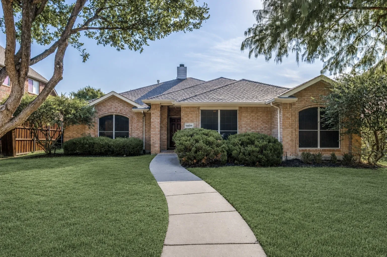 Single Family Residence For Sale in Denton County , 11202 Outpost Trail, Frisco, Texas 75033, 4 Bedroom, 2 Bathroom, 2 Garage spaces, 2,014 Sqft, built in 2004, mls#21307590, Real Estate Agent in Frisco, Homes For Sale in Denton county, Homes For Sale in Frisco, Realtor in Frisco Texas, Real Estate Brokerage Independent Realty Texas, Luminita Cordes Realtor