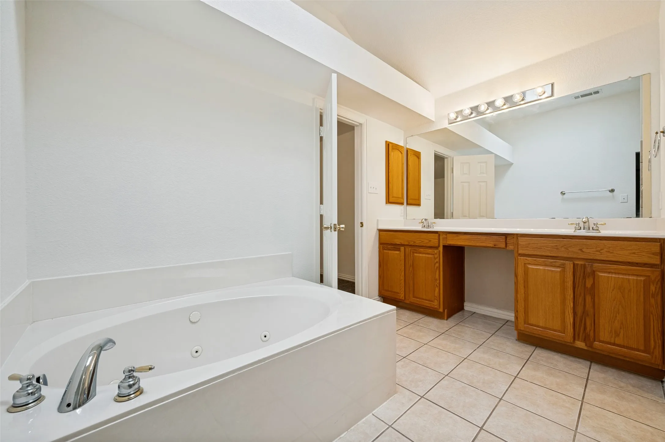 Single Family Residence For Sale in Denton County , 11202 Outpost Trail, Frisco, Texas 75033, 4 Bedroom, 2 Bathroom, 2 Garage spaces, 2,014 Sqft, built in 2004, mls#21307590, Real Estate Agent in Frisco, Homes For Sale in Denton county, Homes For Sale in Frisco, Realtor in Frisco Texas, Real Estate Brokerage Independent Realty Texas, Luminita Cordes Realtor