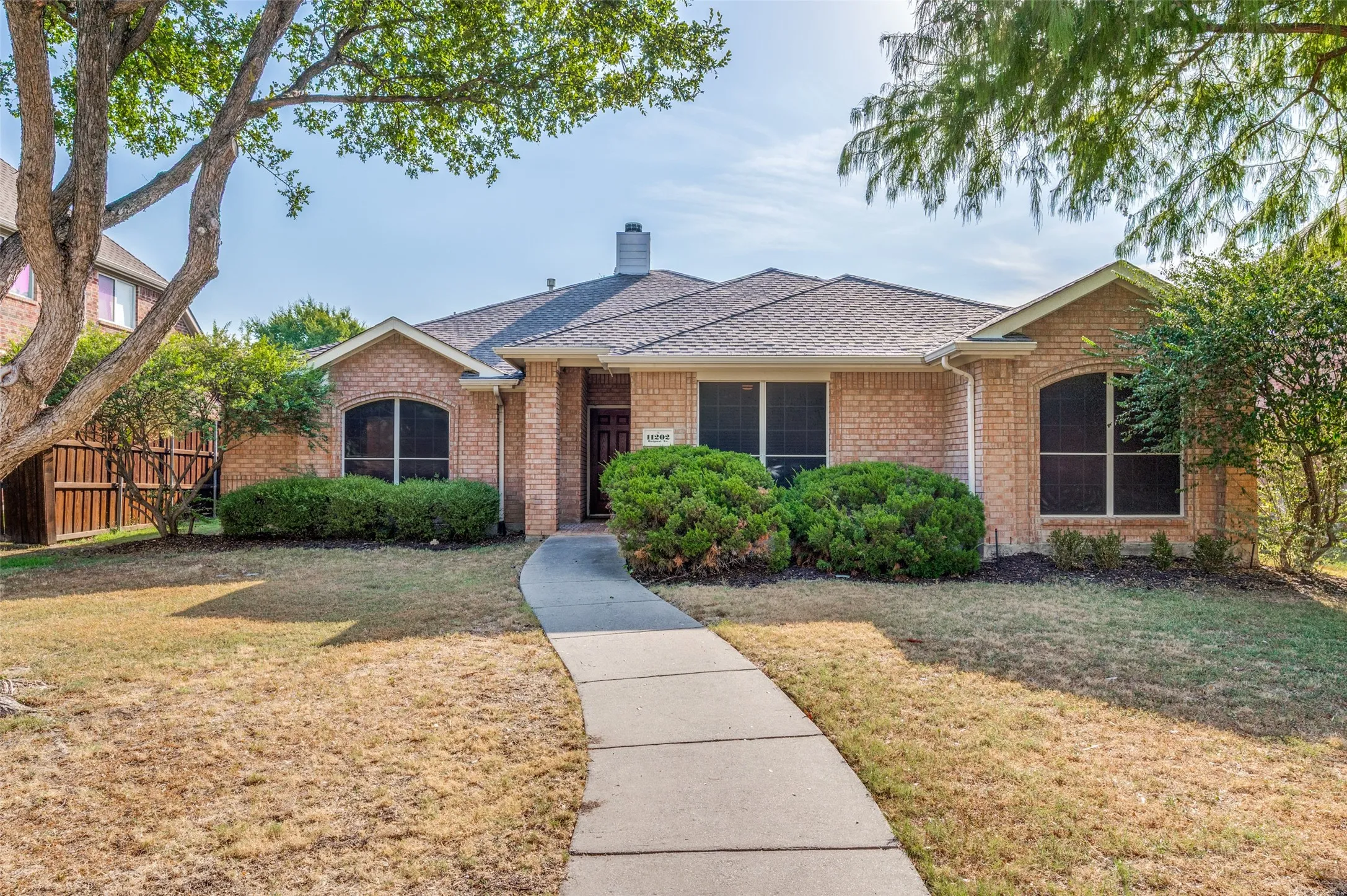 Single Family Residence For Sale in Denton County , 11202 Outpost Trail, Frisco, Texas 75033, 4 Bedroom, 2 Bathroom, 2 Garage spaces, 2,014 Sqft, built in 2004, mls#21307590, Real Estate Agent in Frisco, Homes For Sale in Denton county, Homes For Sale in Frisco, Realtor in Frisco Texas, Real Estate Brokerage Independent Realty Texas, Luminita Cordes Realtor