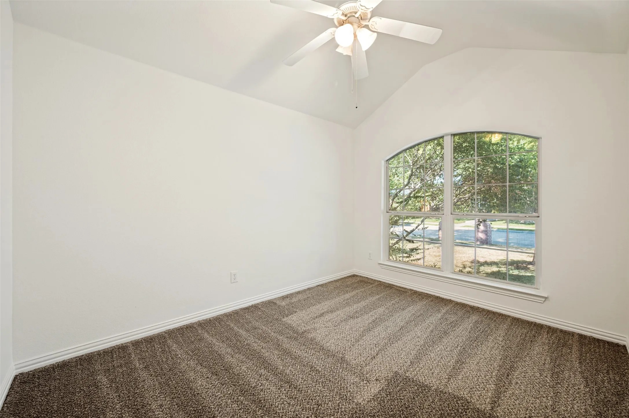 Single Family Residence For Sale in Denton County , 11202 Outpost Trail, Frisco, Texas 75033, 4 Bedroom, 2 Bathroom, 2 Garage spaces, 2,014 Sqft, built in 2004, mls#21307590, Real Estate Agent in Frisco, Homes For Sale in Denton county, Homes For Sale in Frisco, Realtor in Frisco Texas, Real Estate Brokerage Independent Realty Texas, Luminita Cordes Realtor