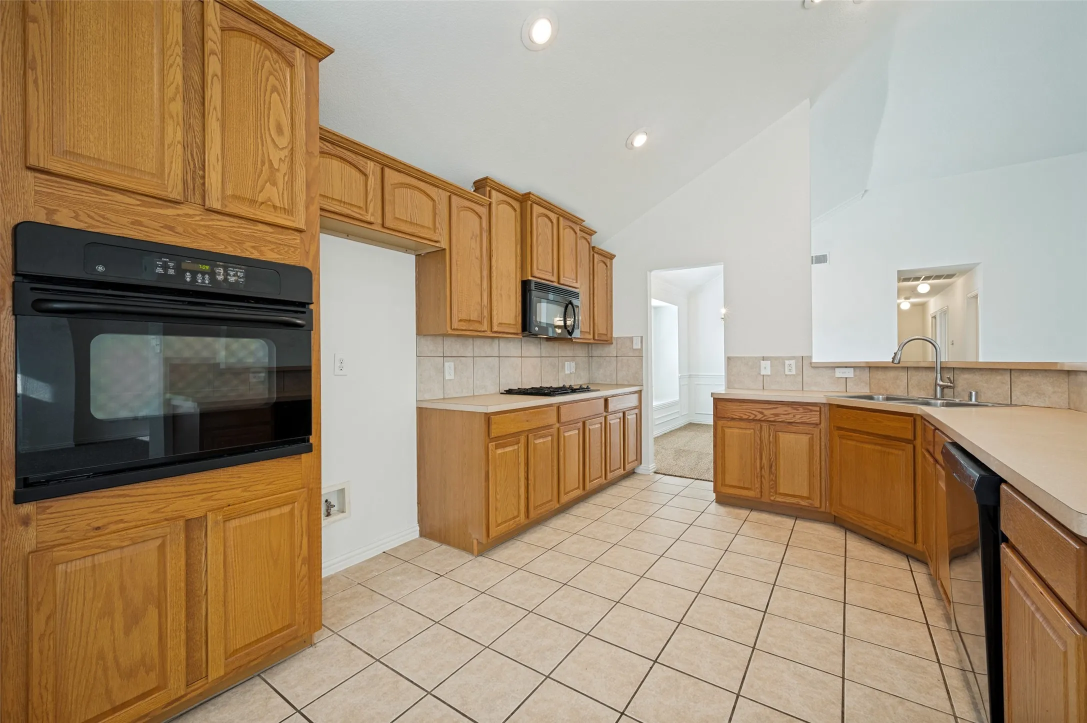Single Family Residence For Sale in Denton County , 11202 Outpost Trail, Frisco, Texas 75033, 4 Bedroom, 2 Bathroom, 2 Garage spaces, 2,014 Sqft, built in 2004, mls#21307590, Real Estate Agent in Frisco, Homes For Sale in Denton county, Homes For Sale in Frisco, Realtor in Frisco Texas, Real Estate Brokerage Independent Realty Texas, Luminita Cordes Realtor