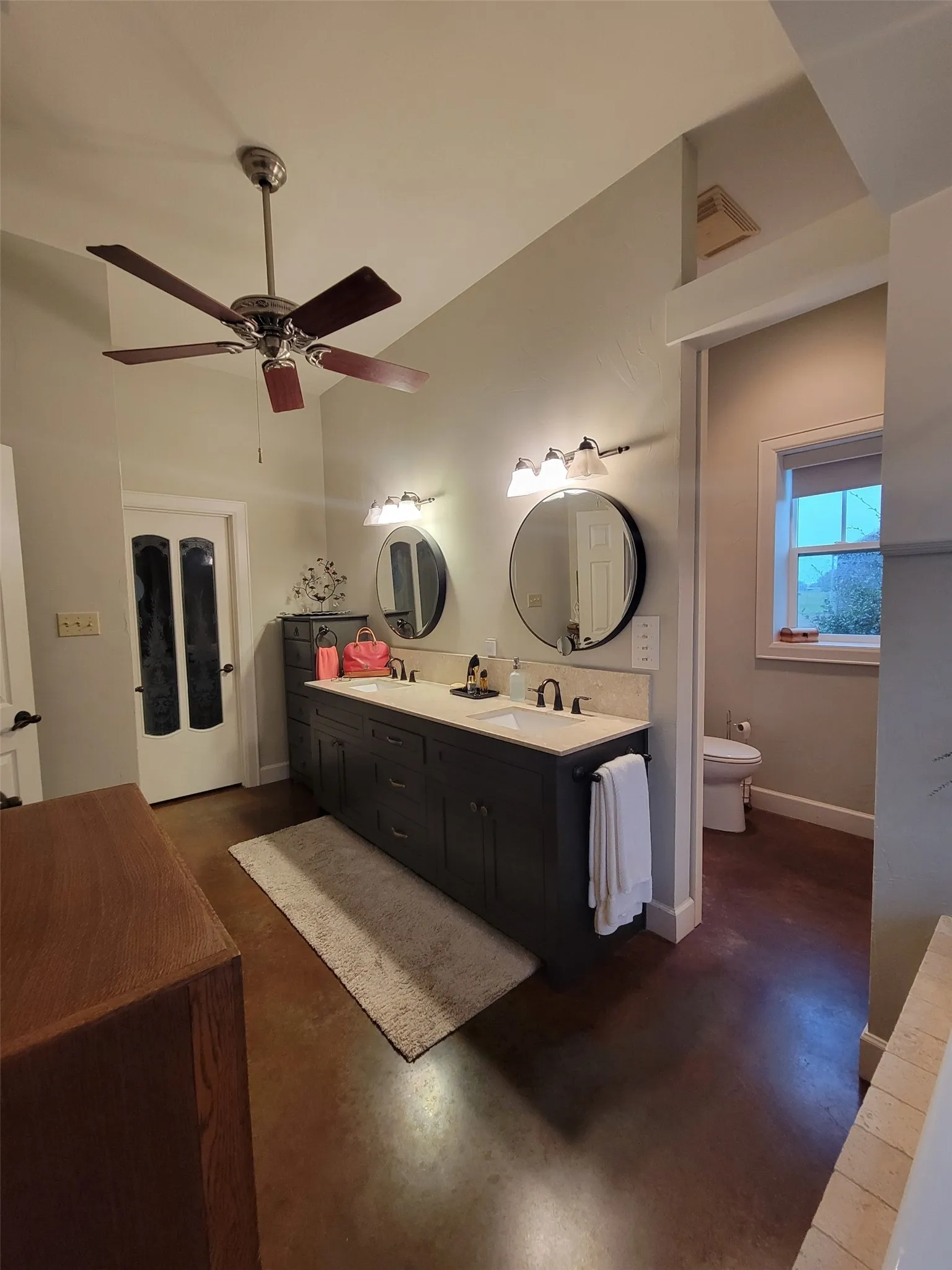 Single Family Residence For Sale in Hood County , 1808 Teller Bell Lane, Granbury, Texas 76049, 3 Bedroom, 4 Bathroom, 2 Garage spaces, 3,117 Sqft, built in 2002, mls#21305335, Real Estate Agent in Granbury, Homes For Sale in Hood county, Homes For Sale in Granbury, Realtor in Granbury Texas, Real Estate Brokerage Independent Realty Texas, Luminita Cordes Realtor