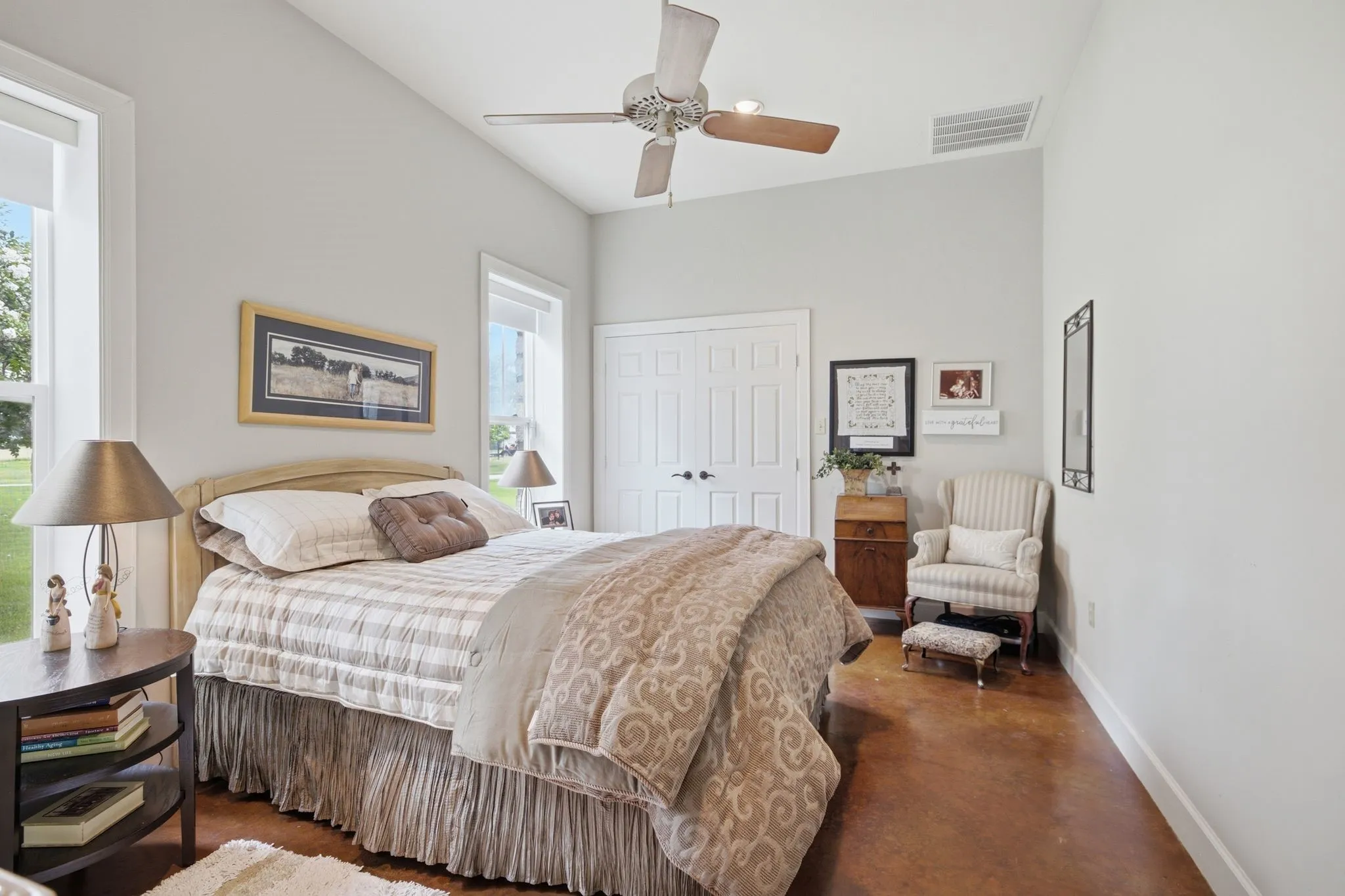 Large secondary bedroom.