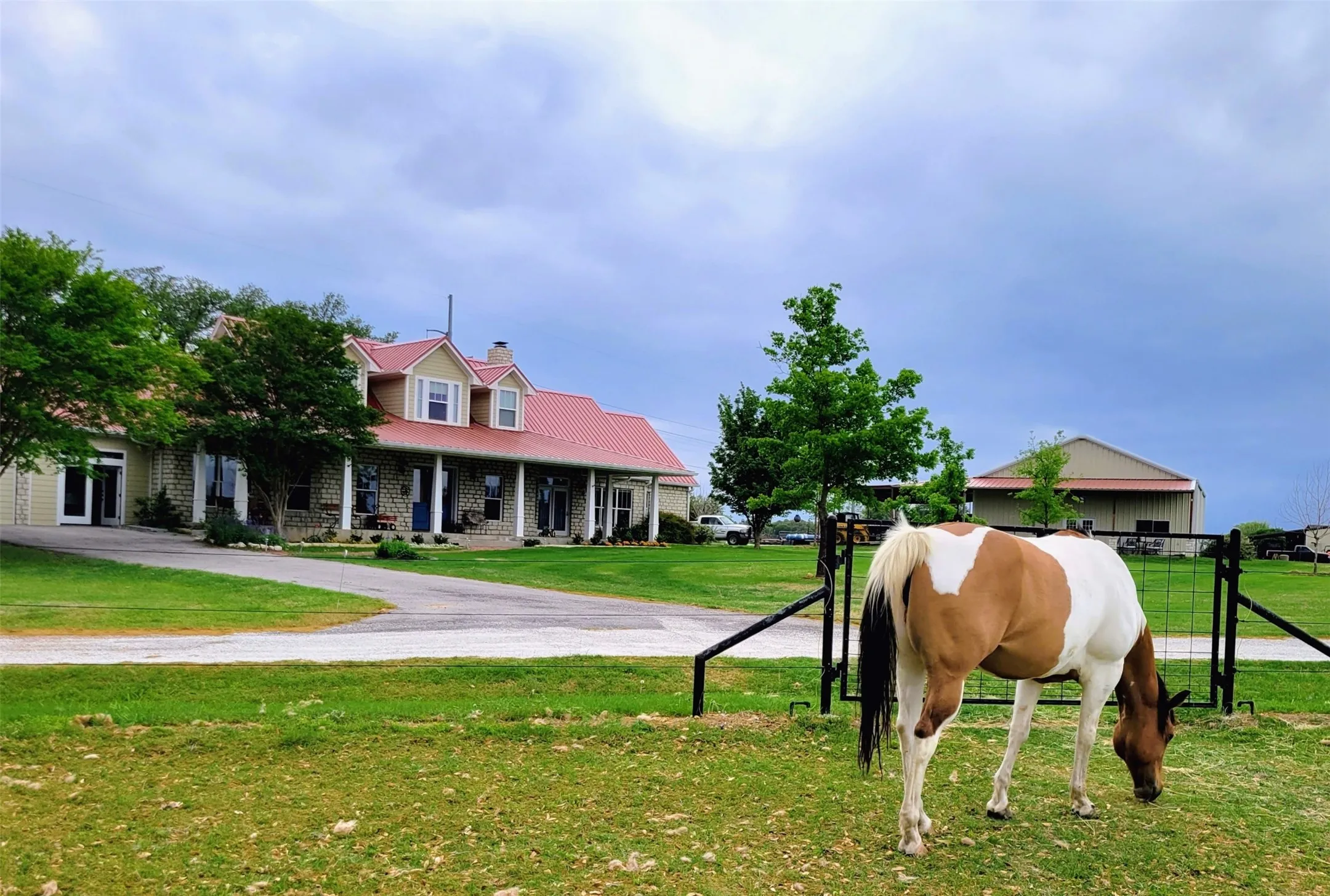 Single Family Residence For Sale in Hood County , 1808 Teller Bell Lane, Granbury, Texas 76049, 3 Bedroom, 4 Bathroom, 2 Garage spaces, 3,117 Sqft, built in 2002, mls#21305335, Real Estate Agent in Granbury, Homes For Sale in Hood county, Homes For Sale in Granbury, Realtor in Granbury Texas, Real Estate Brokerage Independent Realty Texas, Luminita Cordes Realtor