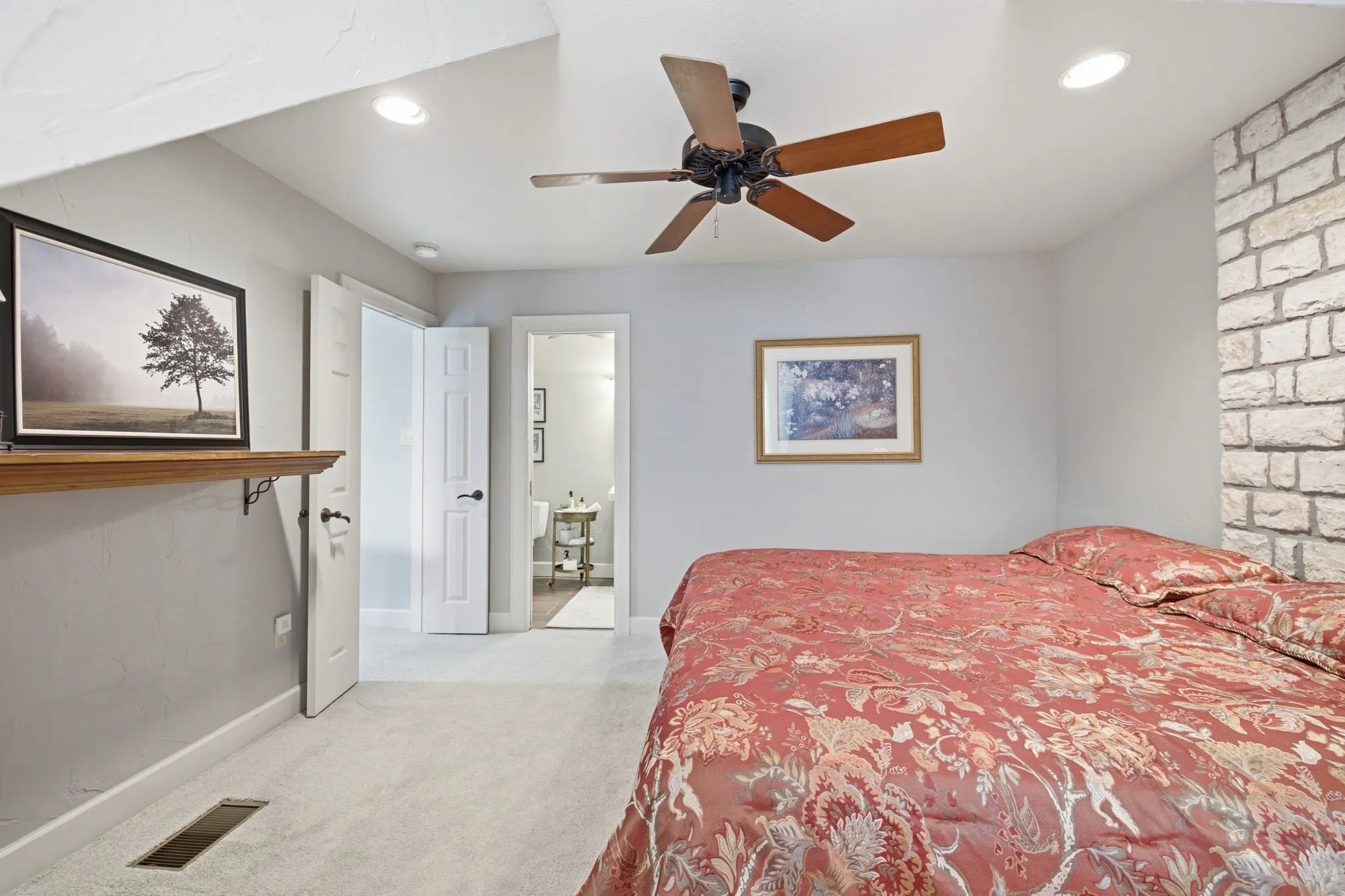 Single Family Residence For Sale in Hood County , 1808 Teller Bell Lane, Granbury, Texas 76049, 3 Bedroom, 4 Bathroom, 2 Garage spaces, 3,117 Sqft, built in 2002, mls#21305335, Real Estate Agent in Granbury, Homes For Sale in Hood county, Homes For Sale in Granbury, Realtor in Granbury Texas, Real Estate Brokerage Independent Realty Texas, Luminita Cordes Realtor