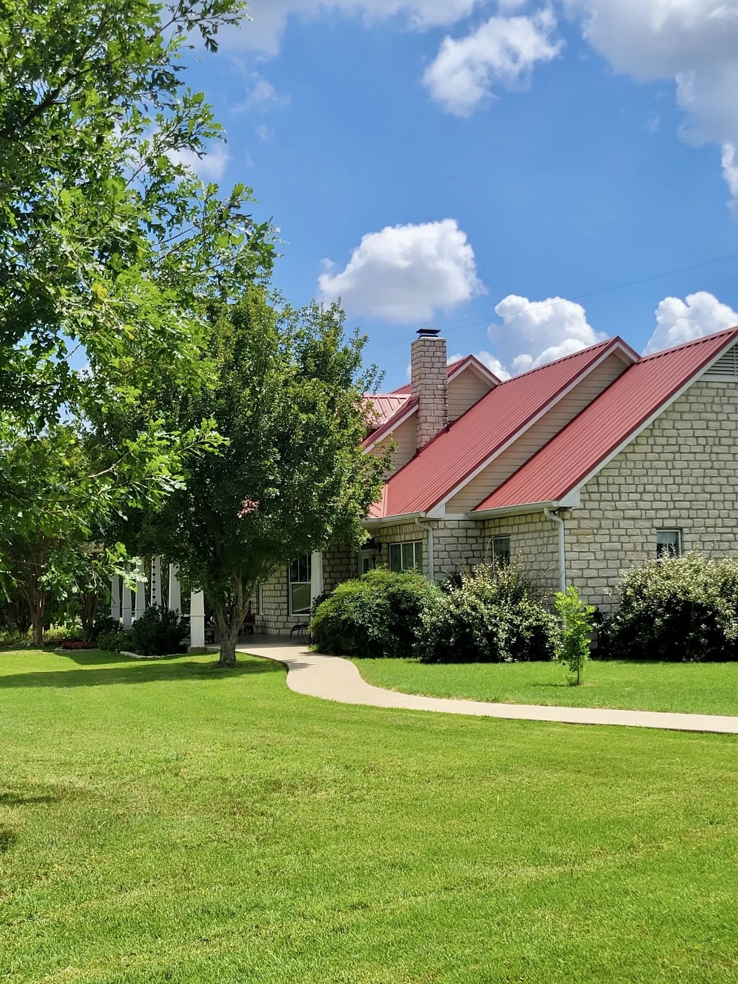 Single Family Residence For Sale in Hood County , 1808 Teller Bell Lane, Granbury, Texas 76049, 3 Bedroom, 4 Bathroom, 2 Garage spaces, 3,117 Sqft, built in 2002, mls#21305335, Real Estate Agent in Granbury, Homes For Sale in Hood county, Homes For Sale in Granbury, Realtor in Granbury Texas, Real Estate Brokerage Independent Realty Texas, Luminita Cordes Realtor