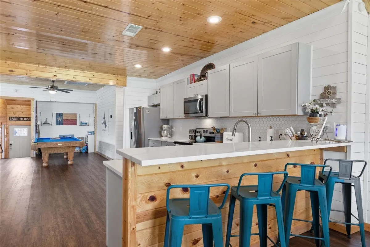 Single Family Residence For Sale in Rains County , 241 Rs County Road 1534, Point, Texas 75472, 5 Bedroom, 4 Bathroom, 3 Garage spaces, 2,551 Sqft, built in 1969, mls#21307564, Real Estate Agent in Point, Homes For Sale in Rains county, Homes For Sale in Point, Realtor in Point Texas, Real Estate Brokerage Independent Realty Texas, Luminita Cordes Realtor