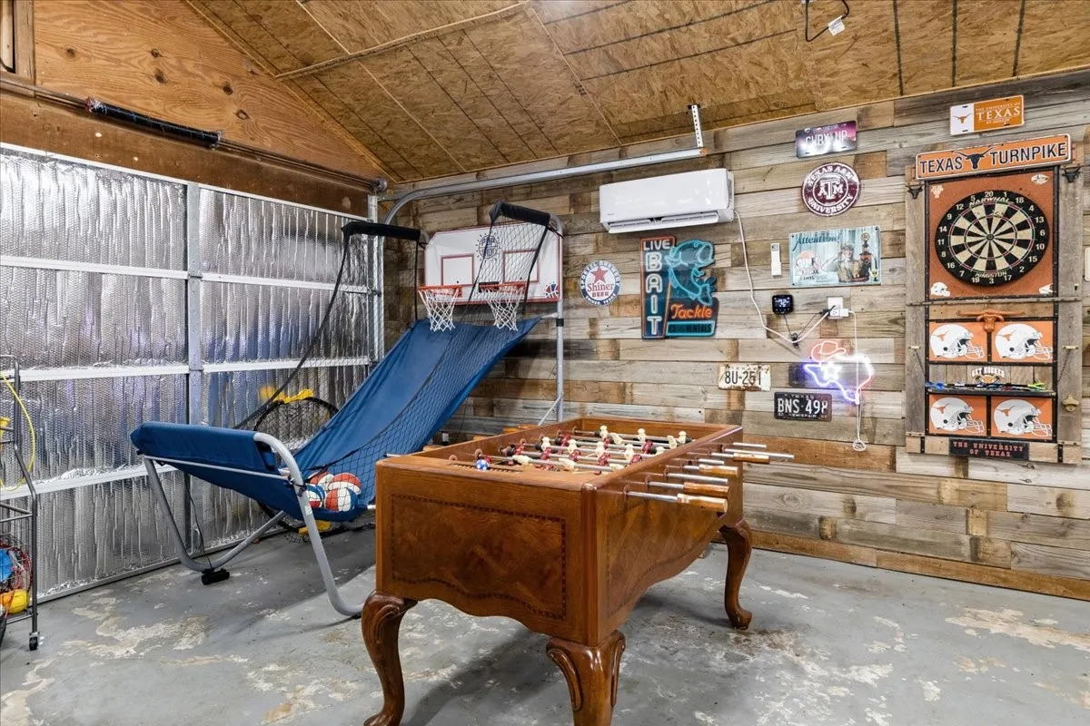 Single Family Residence For Sale in Rains County , 241 Rs County Road 1534, Point, Texas 75472, 5 Bedroom, 4 Bathroom, 3 Garage spaces, 2,551 Sqft, built in 1969, mls#21307564, Real Estate Agent in Point, Homes For Sale in Rains county, Homes For Sale in Point, Realtor in Point Texas, Real Estate Brokerage Independent Realty Texas, Luminita Cordes Realtor