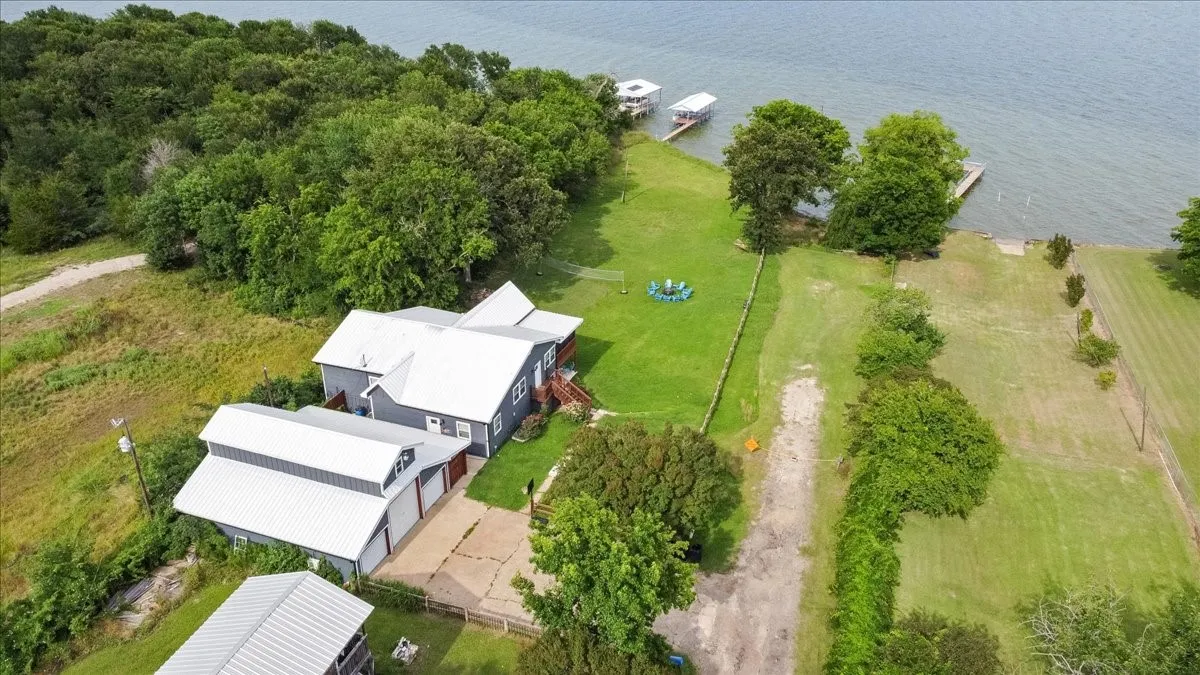 Single Family Residence For Sale in Rains County , 241 Rs County Road 1534, Point, Texas 75472, 5 Bedroom, 4 Bathroom, 3 Garage spaces, 2,551 Sqft, built in 1969, mls#21307564, Real Estate Agent in Point, Homes For Sale in Rains county, Homes For Sale in Point, Realtor in Point Texas, Real Estate Brokerage Independent Realty Texas, Luminita Cordes Realtor