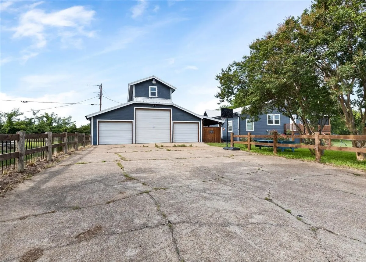 Single Family Residence For Sale in Rains County , 241 Rs County Road 1534, Point, Texas 75472, 5 Bedroom, 4 Bathroom, 3 Garage spaces, 2,551 Sqft, built in 1969, mls#21307564, Real Estate Agent in Point, Homes For Sale in Rains county, Homes For Sale in Point, Realtor in Point Texas, Real Estate Brokerage Independent Realty Texas, Luminita Cordes Realtor