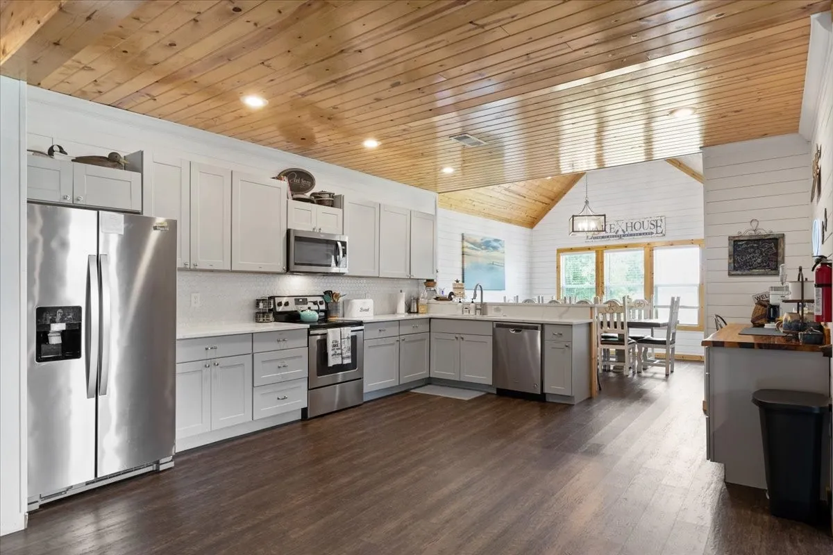 Single Family Residence For Sale in Rains County , 241 Rs County Road 1534, Point, Texas 75472, 5 Bedroom, 4 Bathroom, 3 Garage spaces, 2,551 Sqft, built in 1969, mls#21307564, Real Estate Agent in Point, Homes For Sale in Rains county, Homes For Sale in Point, Realtor in Point Texas, Real Estate Brokerage Independent Realty Texas, Luminita Cordes Realtor