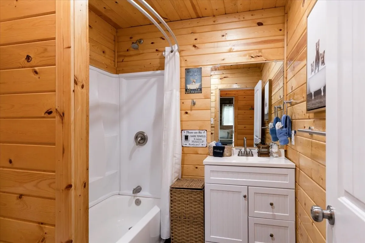 Single Family Residence For Sale in Rains County , 241 Rs County Road 1534, Point, Texas 75472, 5 Bedroom, 4 Bathroom, 3 Garage spaces, 2,551 Sqft, built in 1969, mls#21307564, Real Estate Agent in Point, Homes For Sale in Rains county, Homes For Sale in Point, Realtor in Point Texas, Real Estate Brokerage Independent Realty Texas, Luminita Cordes Realtor