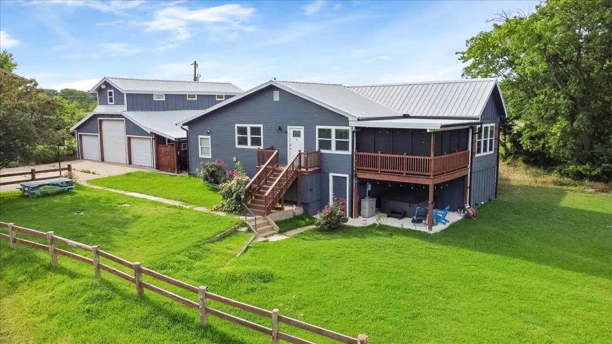 Single Family Residence For Sale in Rains County , 241 Rs County Road 1534, Point, Texas 75472, 5 Bedroom, 4 Bathroom, 3 Garage spaces, 2,551 Sqft, built in 1969, mls#21307564, Real Estate Agent in Point, Homes For Sale in Rains county, Homes For Sale in Point, Realtor in Point Texas, Real Estate Brokerage Independent Realty Texas, Luminita Cordes Realtor