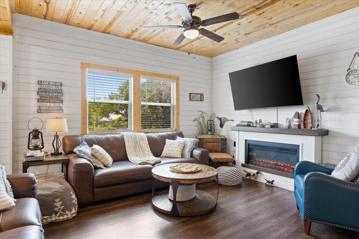 Single Family Residence For Sale in Rains County , 241 Rs County Road 1534, Point, Texas 75472, 5 Bedroom, 4 Bathroom, 3 Garage spaces, 2,551 Sqft, built in 1969, mls#21307564, Real Estate Agent in Point, Homes For Sale in Rains county, Homes For Sale in Point, Realtor in Point Texas, Real Estate Brokerage Independent Realty Texas, Luminita Cordes Realtor