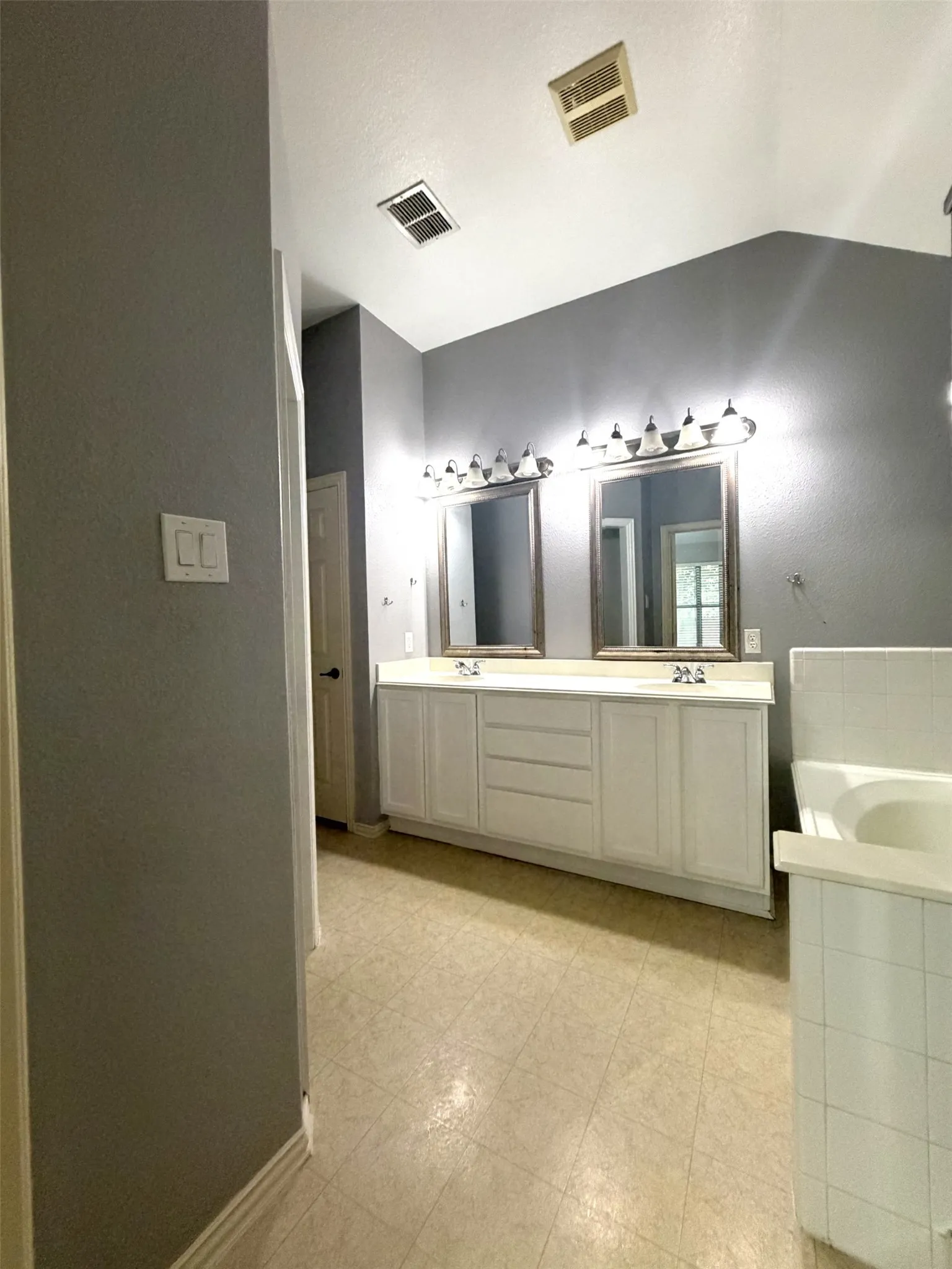 Single Family Residence For Rent in Denton County , 3308 Marymount Drive, Denton, Texas 76210, 4 Bedroom, 2 Bathroom, 2 Garage spaces, 2,416 Sqft, built in 2003, mls#21307661, Real Estate Agent in Denton, Homes For Rent in Denton county, Homes For Rent in Denton, Realtor in Denton Texas, Real Estate Brokerage Independent Realty Texas, Luminita Cordes Realtor