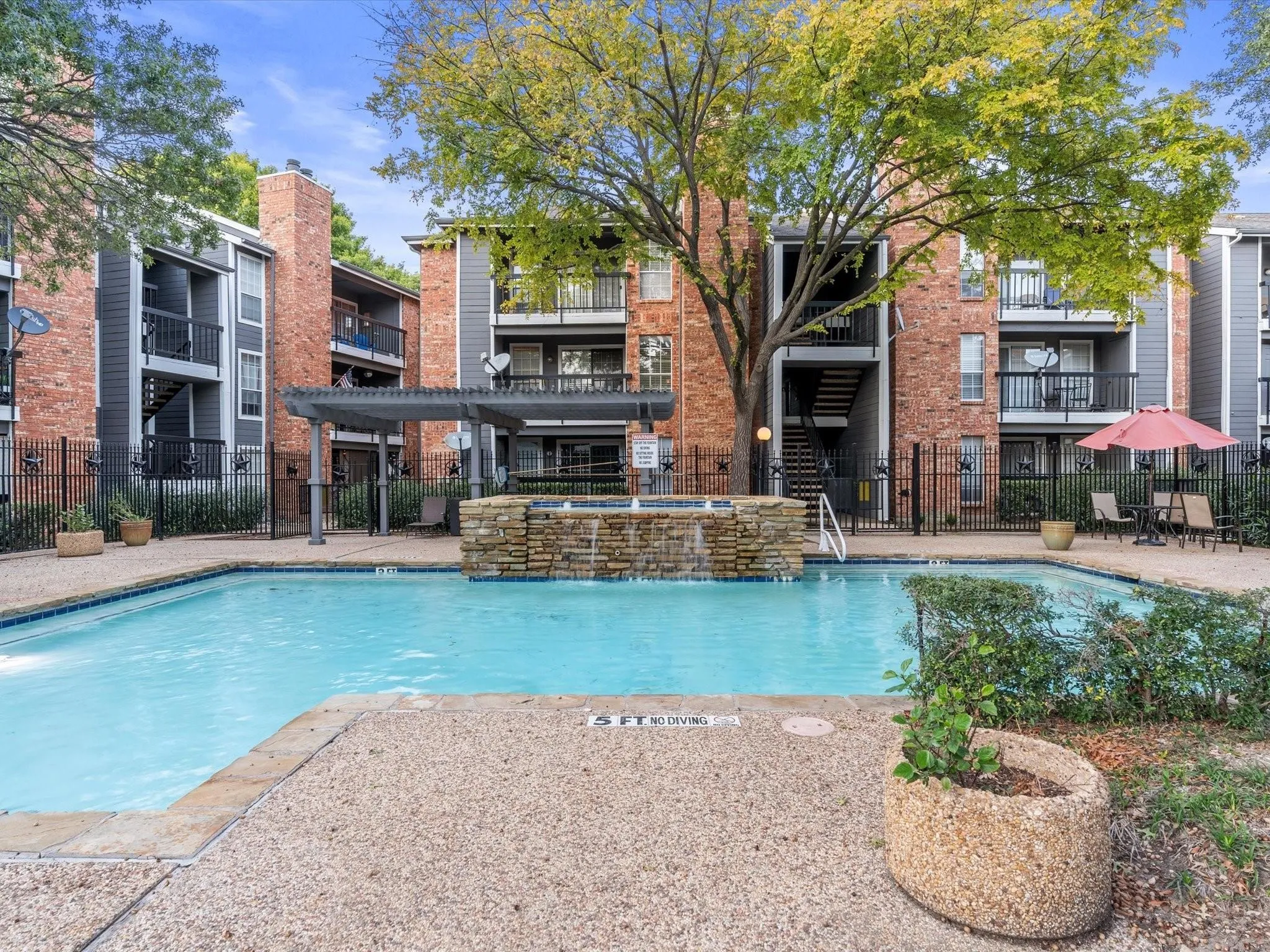 Condominium For Sale in Collin County , 18333 Roehampton Drive 315, Dallas, Texas 75252, 2 Bedroom, 1 Bathroom, Garage spaces, 737 Sqft, built in 1985, mls#21297990, Real Estate Agent in Dallas, Homes For Sale in Collin county, Homes For Sale in Dallas, Realtor in Dallas Texas, Real Estate Brokerage Independent Realty Texas, Luminita Cordes Realtor