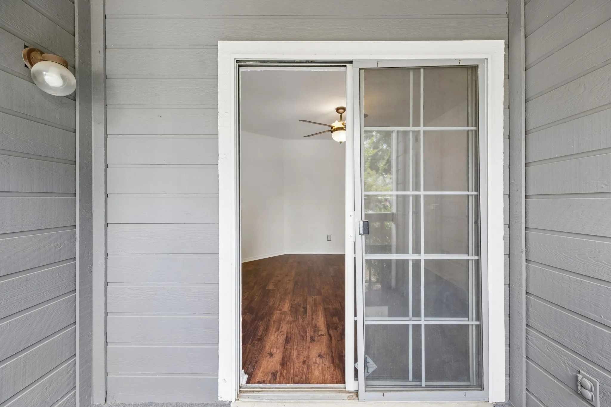 Condominium For Sale in Collin County , 18333 Roehampton Drive 315, Dallas, Texas 75252, 2 Bedroom, 1 Bathroom, Garage spaces, 737 Sqft, built in 1985, mls#21297990, Real Estate Agent in Dallas, Homes For Sale in Collin county, Homes For Sale in Dallas, Realtor in Dallas Texas, Real Estate Brokerage Independent Realty Texas, Luminita Cordes Realtor