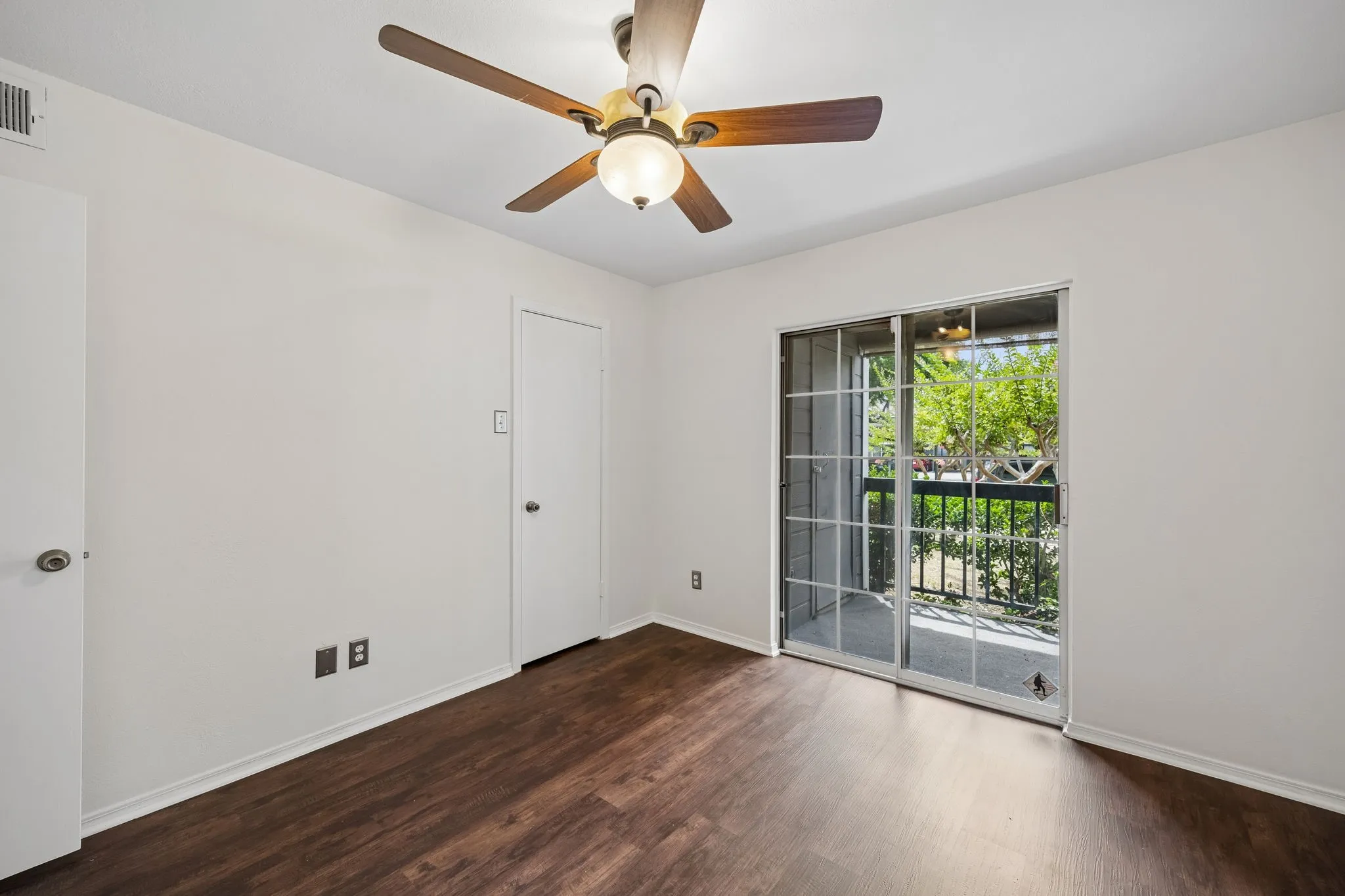 Condominium For Sale in Collin County , 18333 Roehampton Drive 315, Dallas, Texas 75252, 2 Bedroom, 1 Bathroom, Garage spaces, 737 Sqft, built in 1985, mls#21297990, Real Estate Agent in Dallas, Homes For Sale in Collin county, Homes For Sale in Dallas, Realtor in Dallas Texas, Real Estate Brokerage Independent Realty Texas, Luminita Cordes Realtor