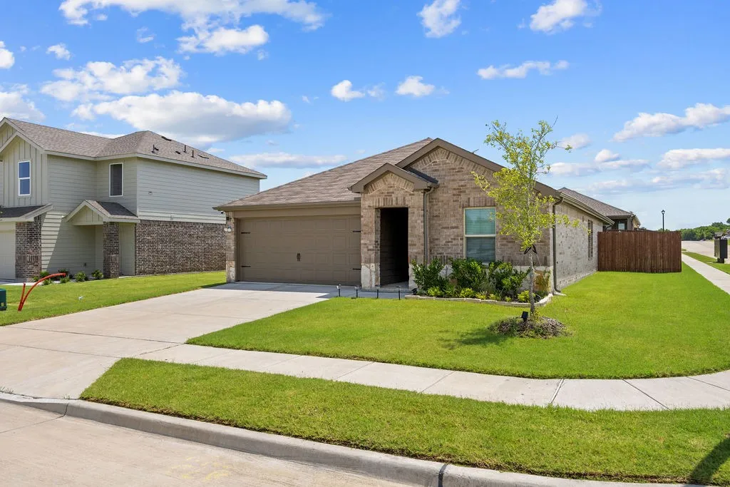 Single Family Residence For Sale in Fannin County , 206 Nokota Drive, Leonard, Texas 75452, 4 Bedroom, 2 Bathroom, 2 Garage spaces, 1,761 Sqft, built in 2025, mls#21298668, Real Estate Agent in Leonard, Homes For Sale in Fannin county, Homes For Sale in Leonard, Realtor in Leonard Texas, Real Estate Brokerage Independent Realty Texas, Luminita Cordes Realtor